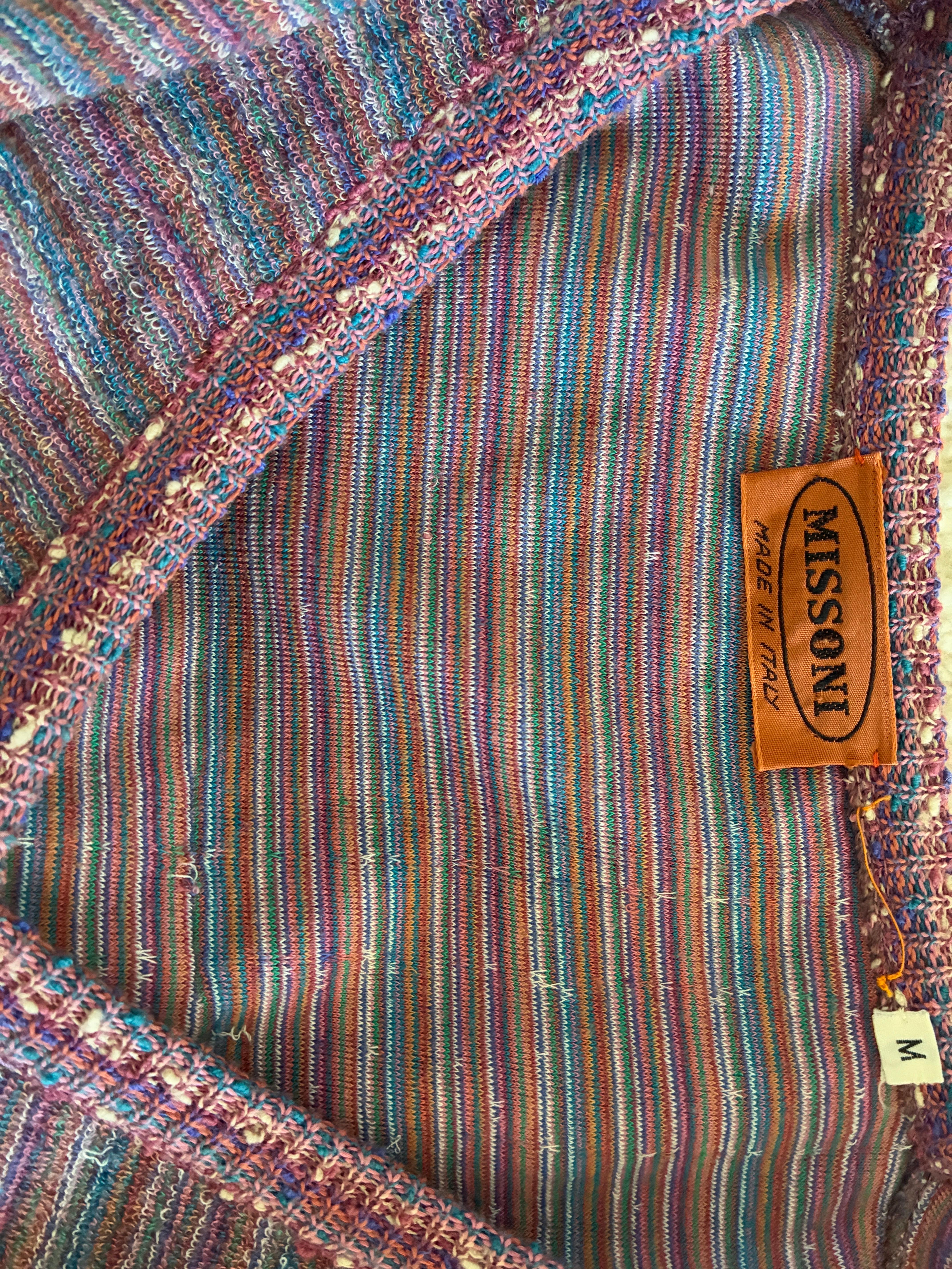 Vintage 1970's Missoni gestreiften Frottee / Frottee V-Ausschnitt Top mit Puffärmel. Schöne Lavendel- und Blautöne.

Größe Medium.
Hergestellt in Italien

Perfekt für den Strand oder Pool über einem Badeanzug oder über Shorts

Nie getragen, neu mit