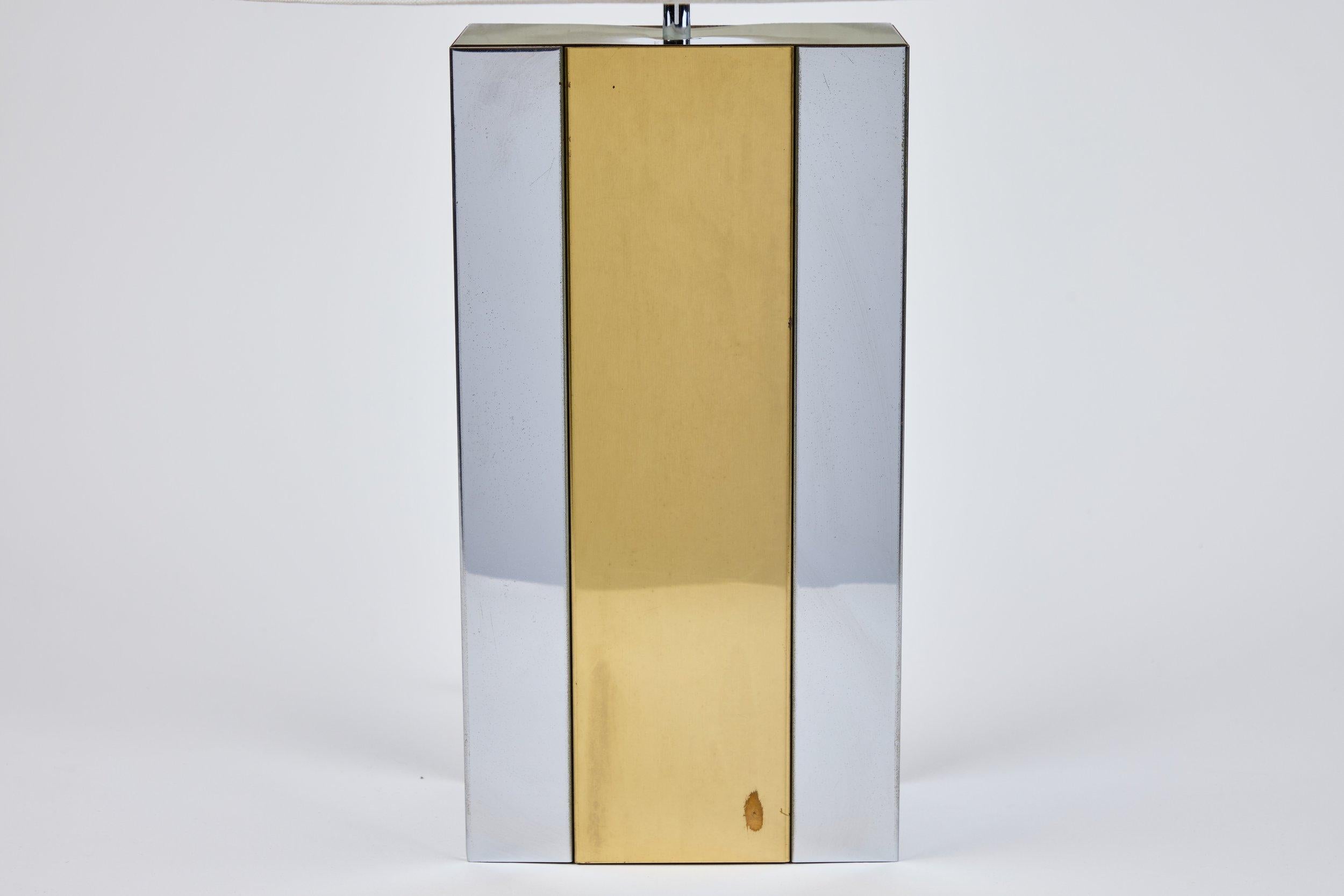  Lampada anni '70 in metallo misto con paralume in tessuto. Cromo e ottone.  Misure della lampada: 8 
