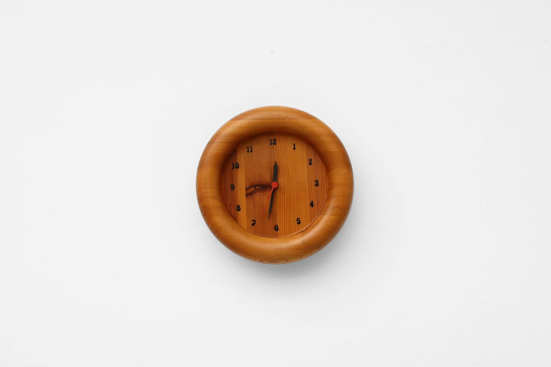 1970er Jahre, Mid-Century, runde Kiefer-Uhr mit schwarzem Gesicht Akzente und abgeschrägten Rand. Wahrscheinlich in Deutschland von Böckenhauer hergestellt. Ähnelt auch einem Modell von Westminster Clocks Copenhagen. Die Struktur der Uhr ist im