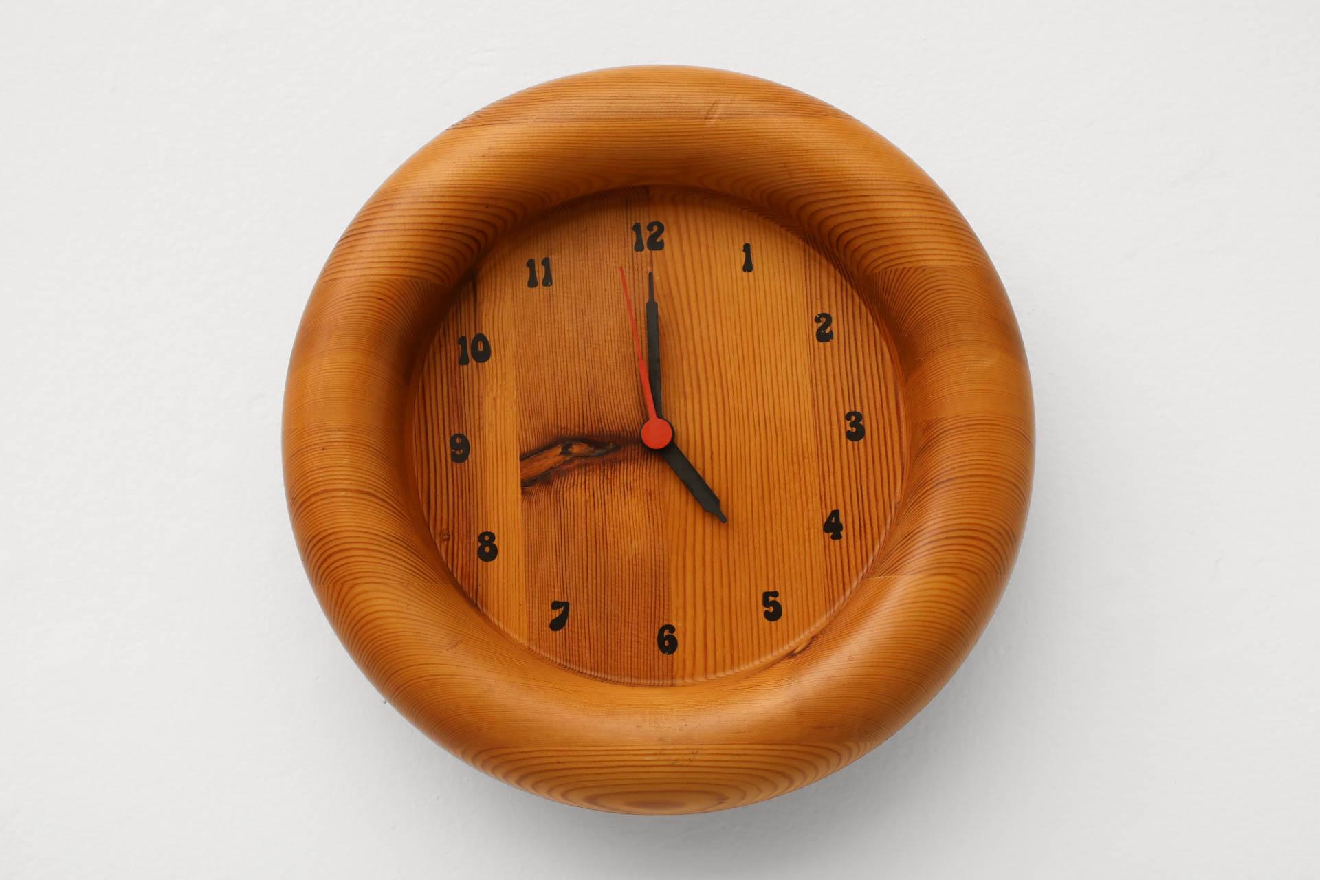 1970's MOD Kiefer Wanduhr im Zustand „Gut“ in Los Angeles, CA