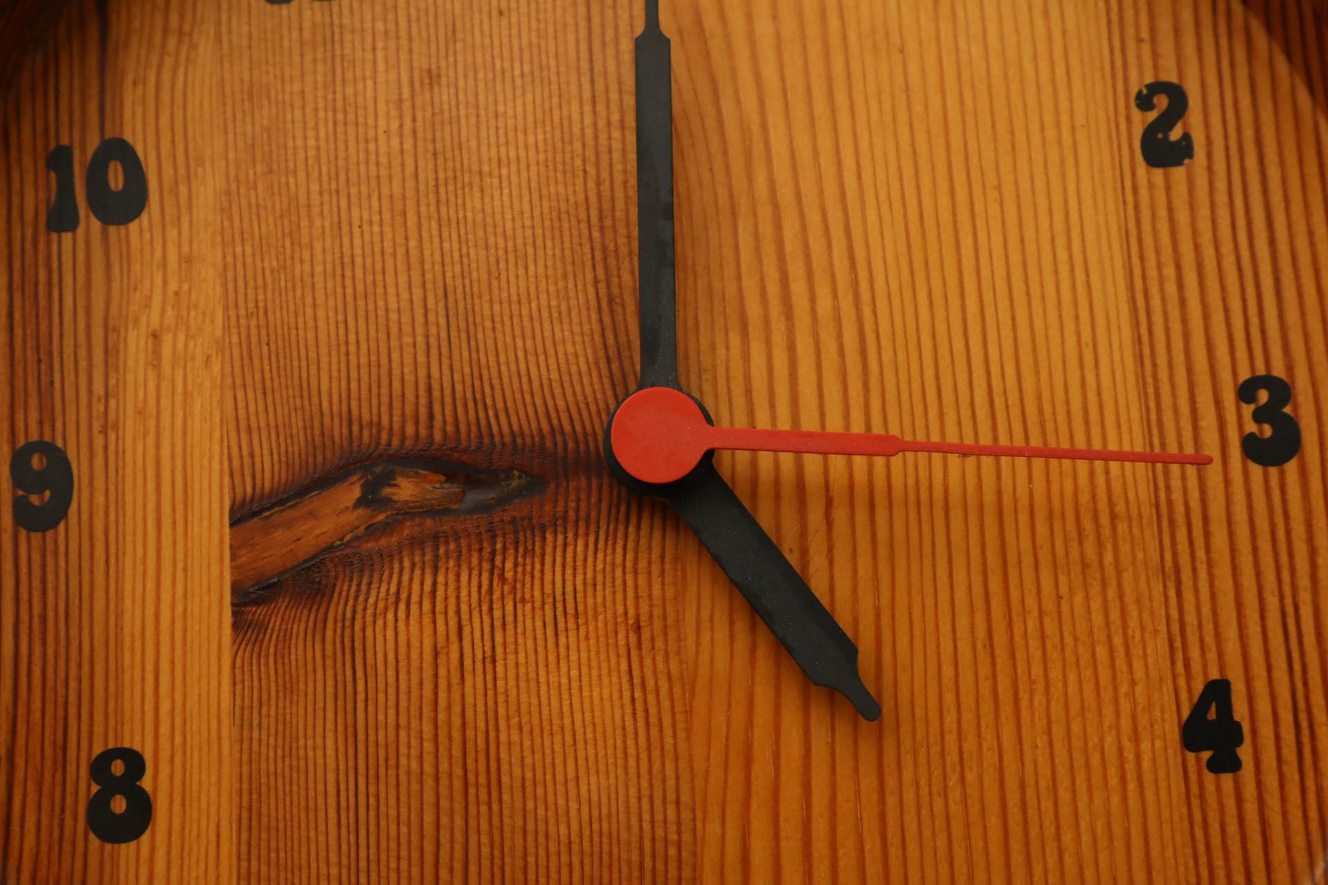 1970's MOD Kiefer Wanduhr (Kiefernholz)
