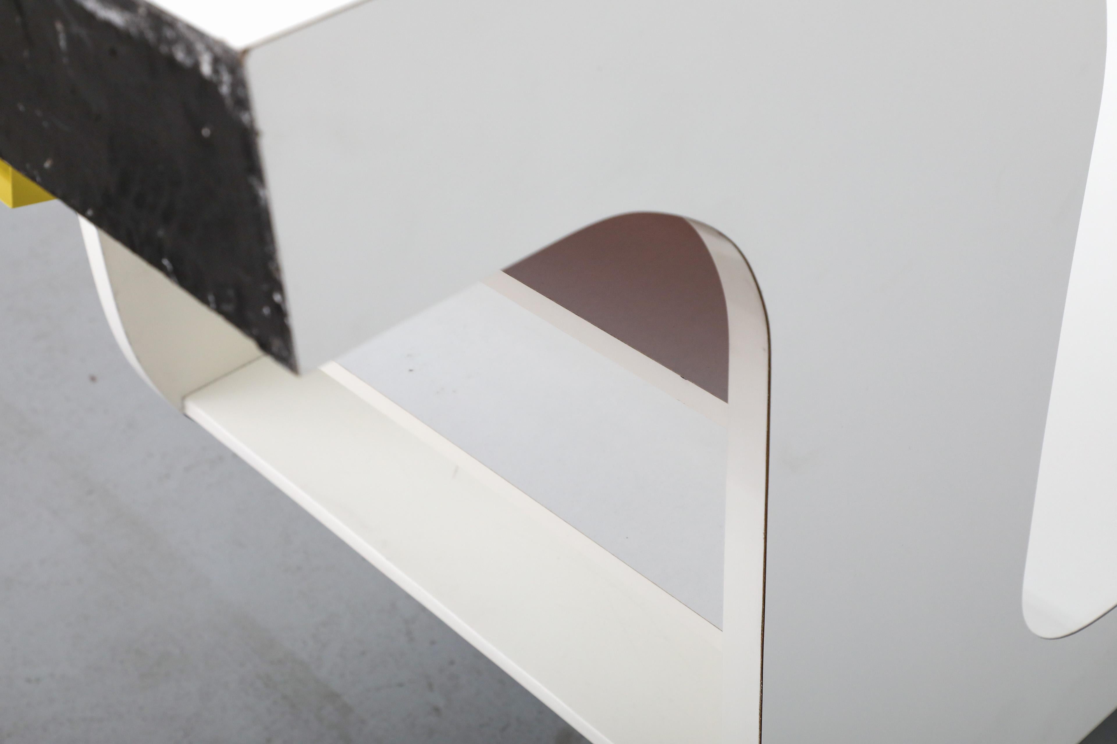 Mesa o mesilla de noche MOD White Wave de los años 70 con librería oculta y luz en venta 3