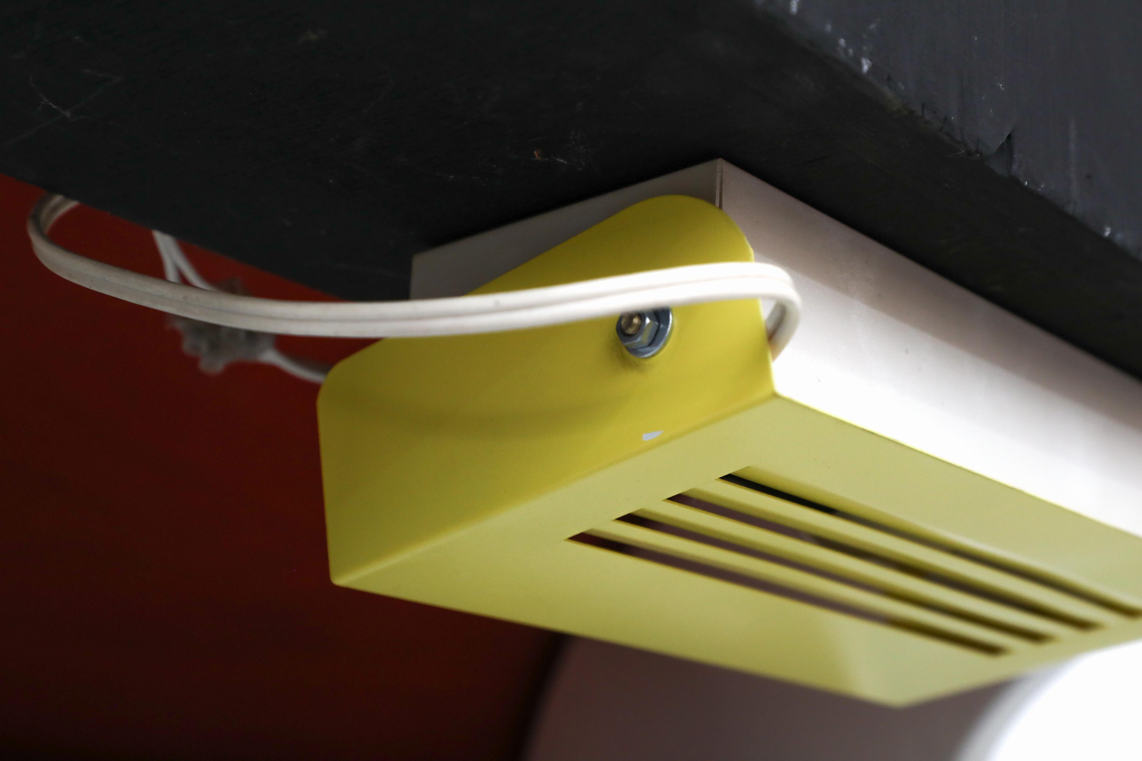 Mesa o mesilla de noche MOD White Wave de los años 70 con librería oculta y luz en venta 4