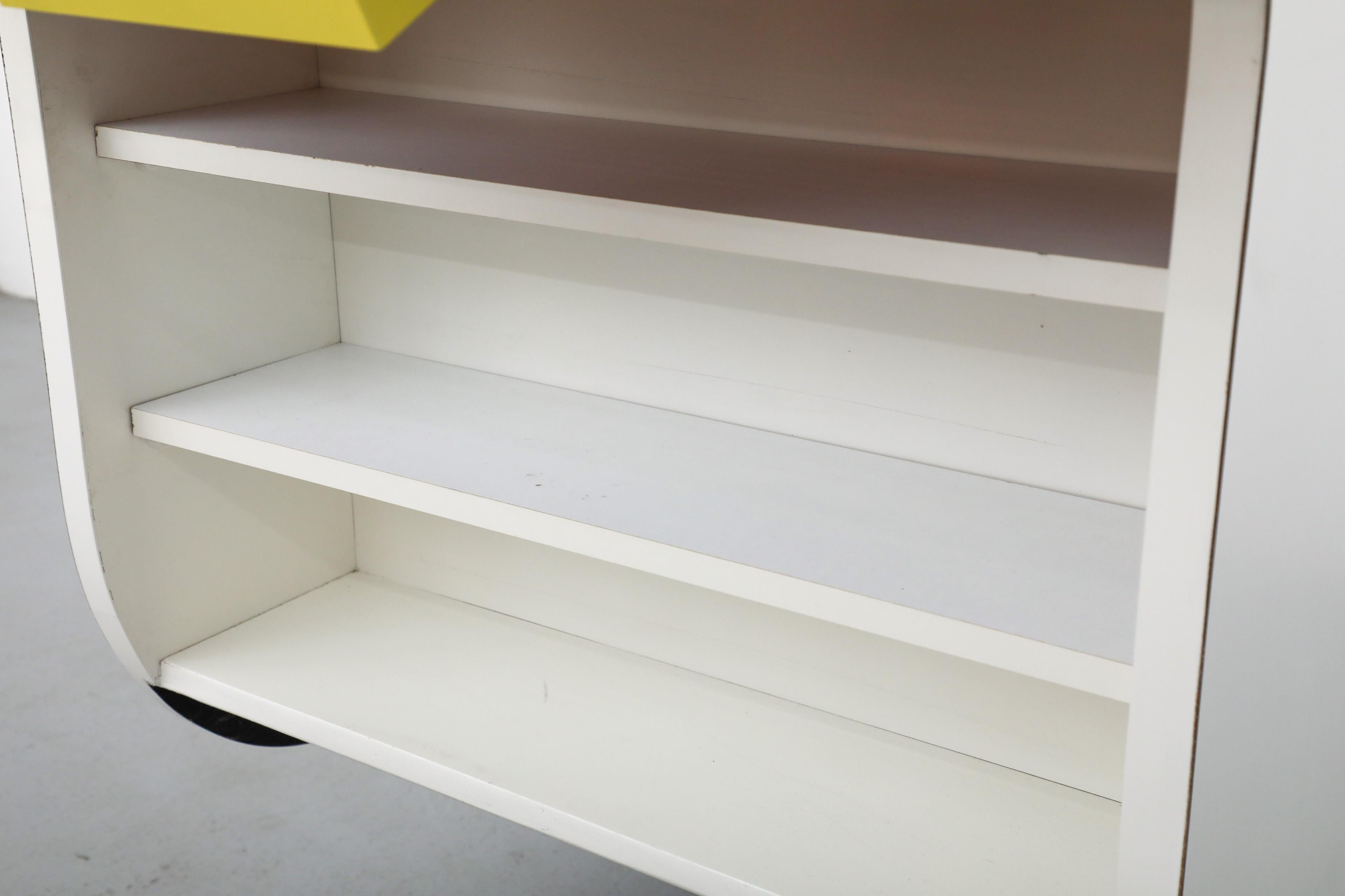 Mesa o mesilla de noche MOD White Wave de los años 70 con librería oculta y luz en venta 6