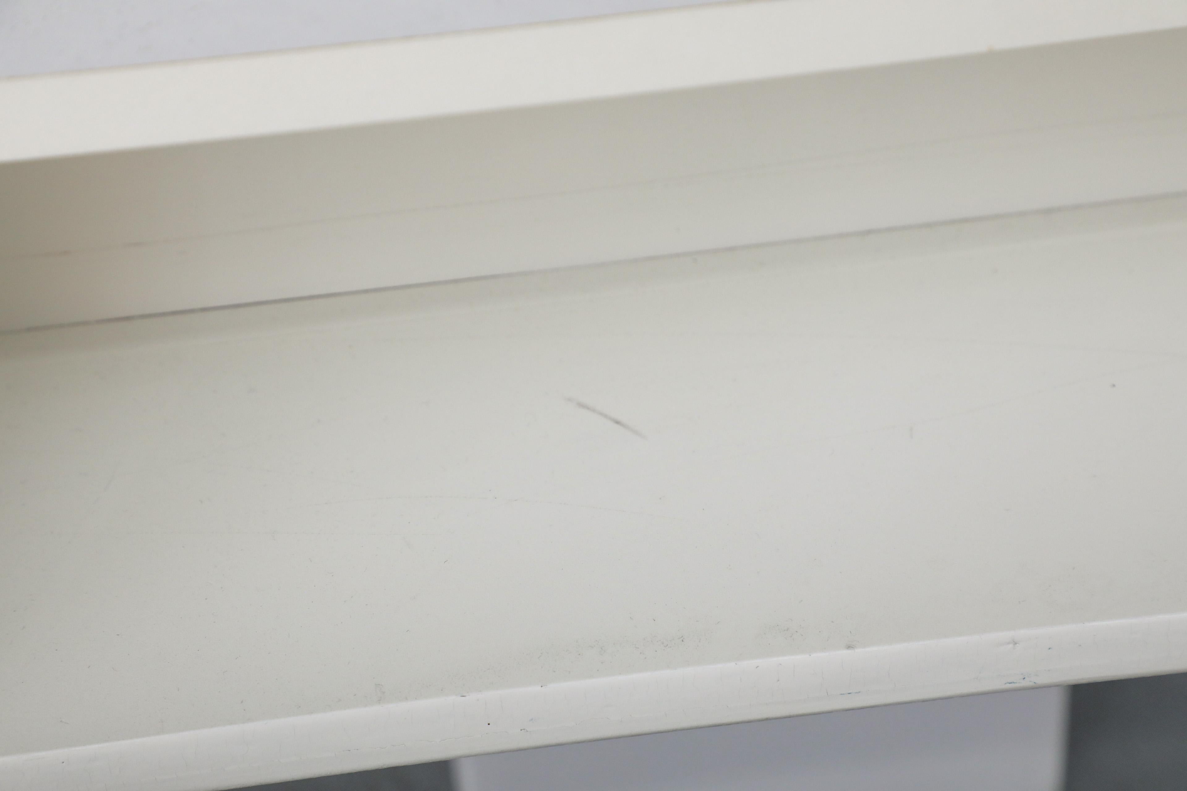 Mesa o mesilla de noche MOD White Wave de los años 70 con librería oculta y luz en venta 7