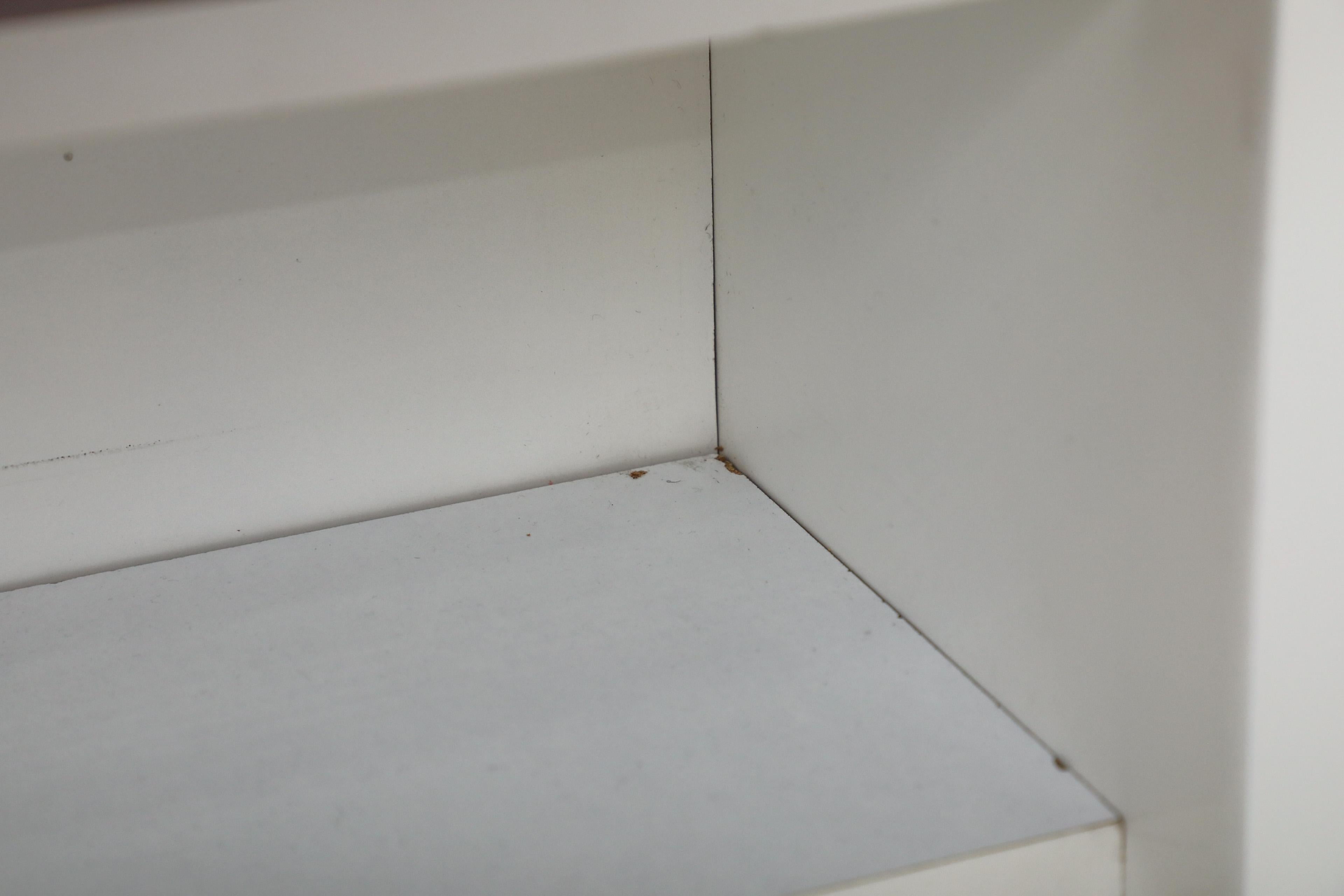 Mesa o mesilla de noche MOD White Wave de los años 70 con librería oculta y luz en venta 8