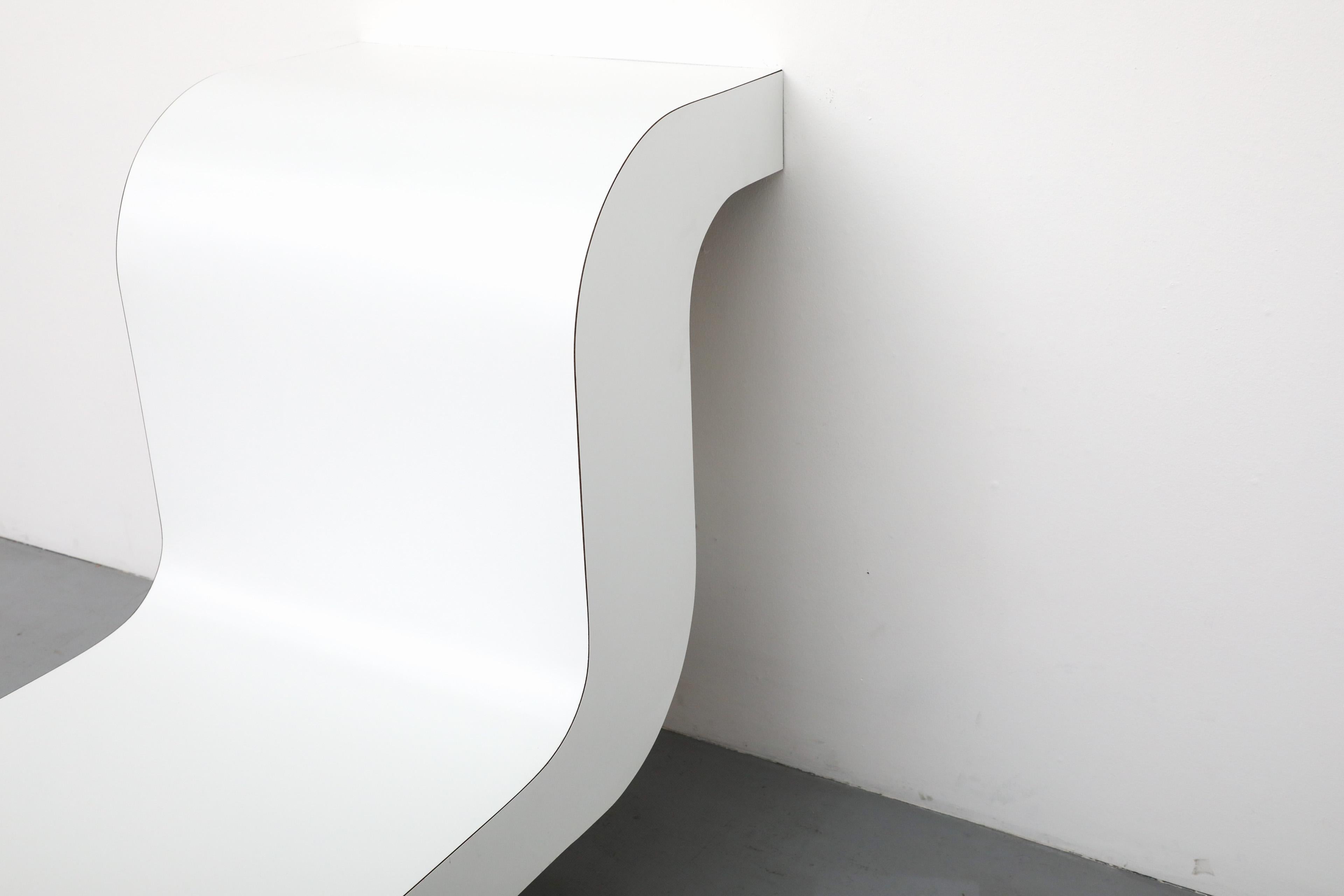 Mesa o mesilla de noche MOD White Wave de los años 70 con librería oculta y luz en venta 10