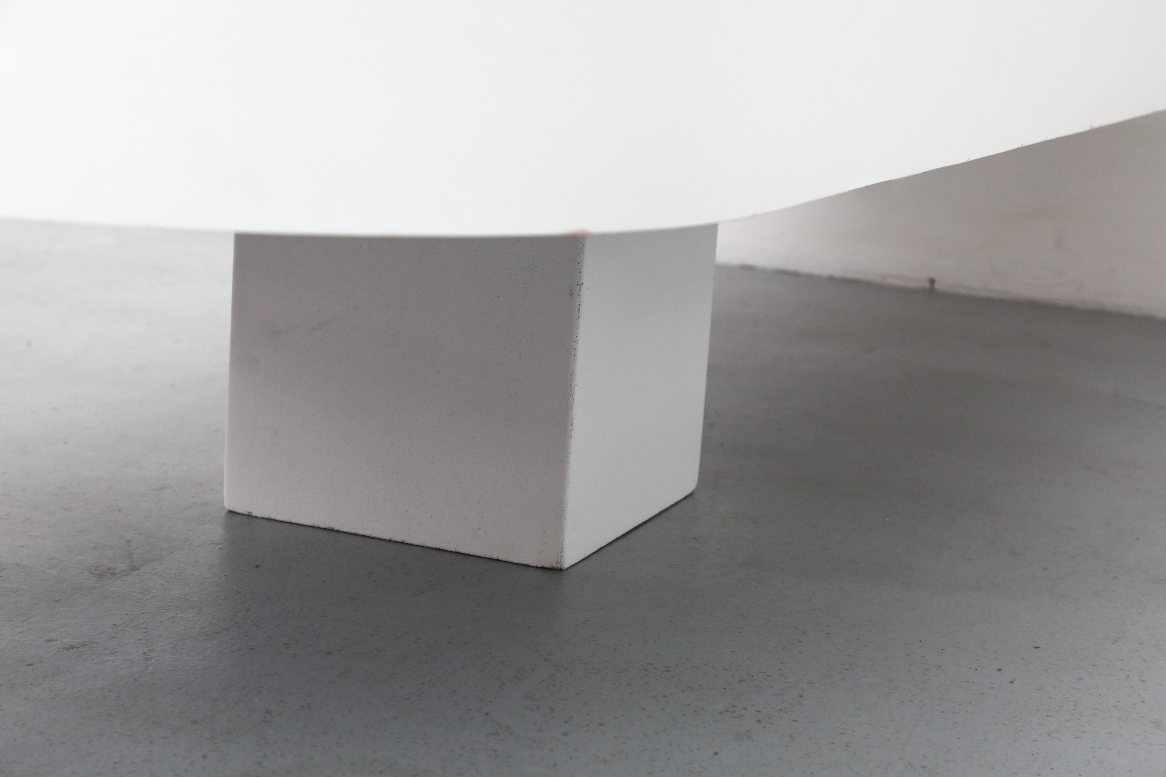 Mesa o mesilla de noche MOD White Wave de los años 70 con librería oculta y luz en venta 11