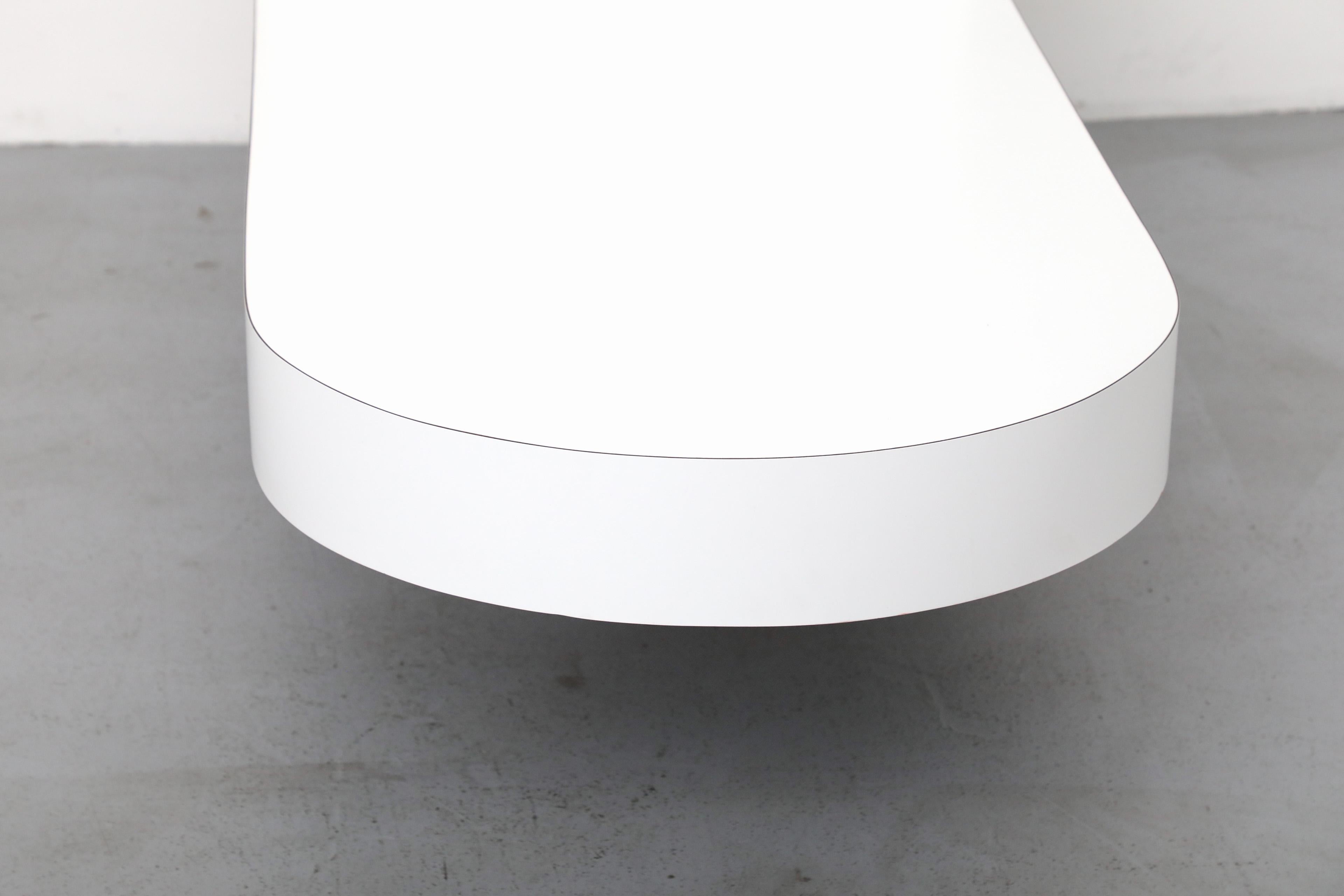 Mesa o mesilla de noche MOD White Wave de los años 70 con librería oculta y luz en venta 12