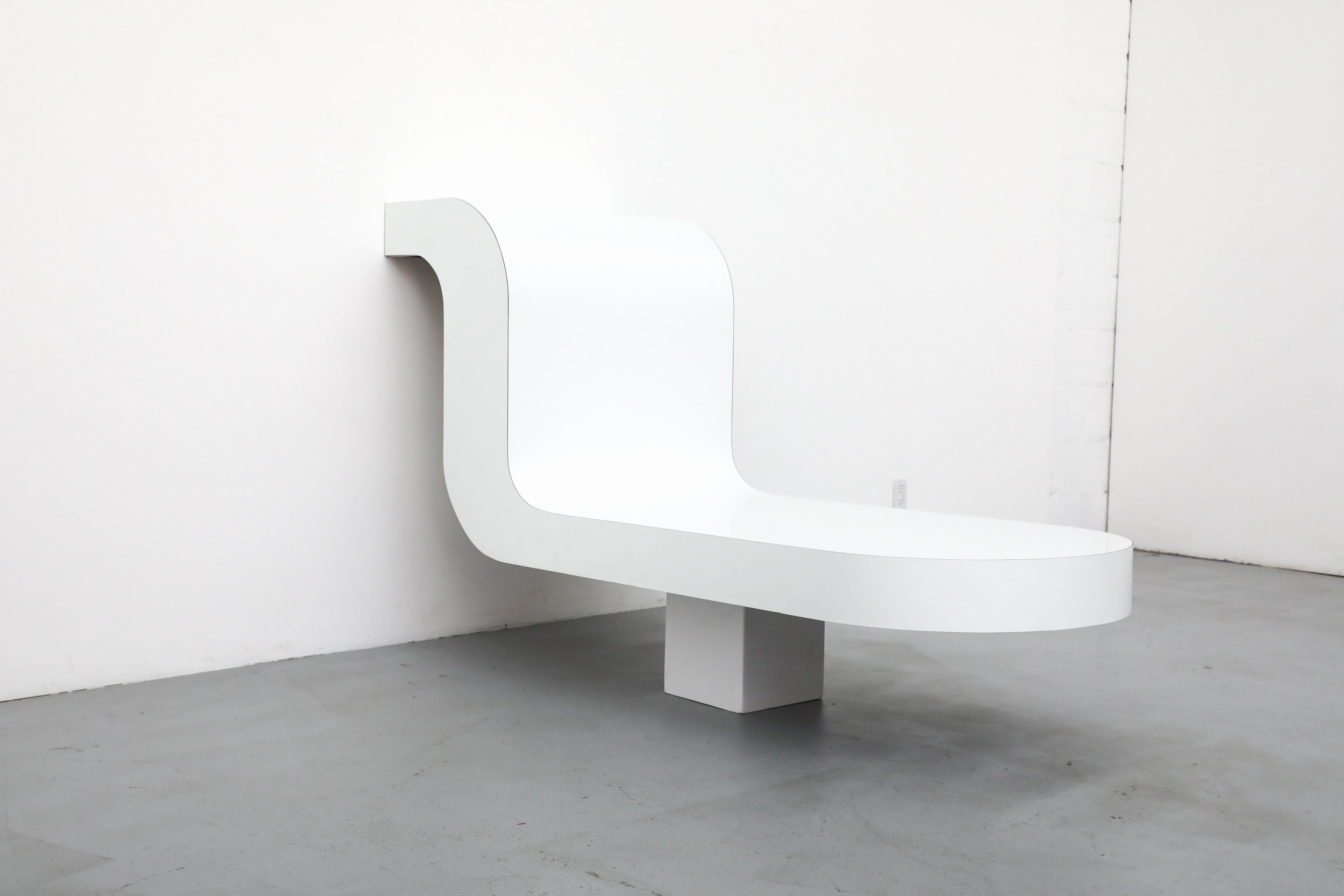 Mesa o mesilla de noche MOD White Wave de los años 70 con librería oculta y luz Moderno de mediados de siglo en venta