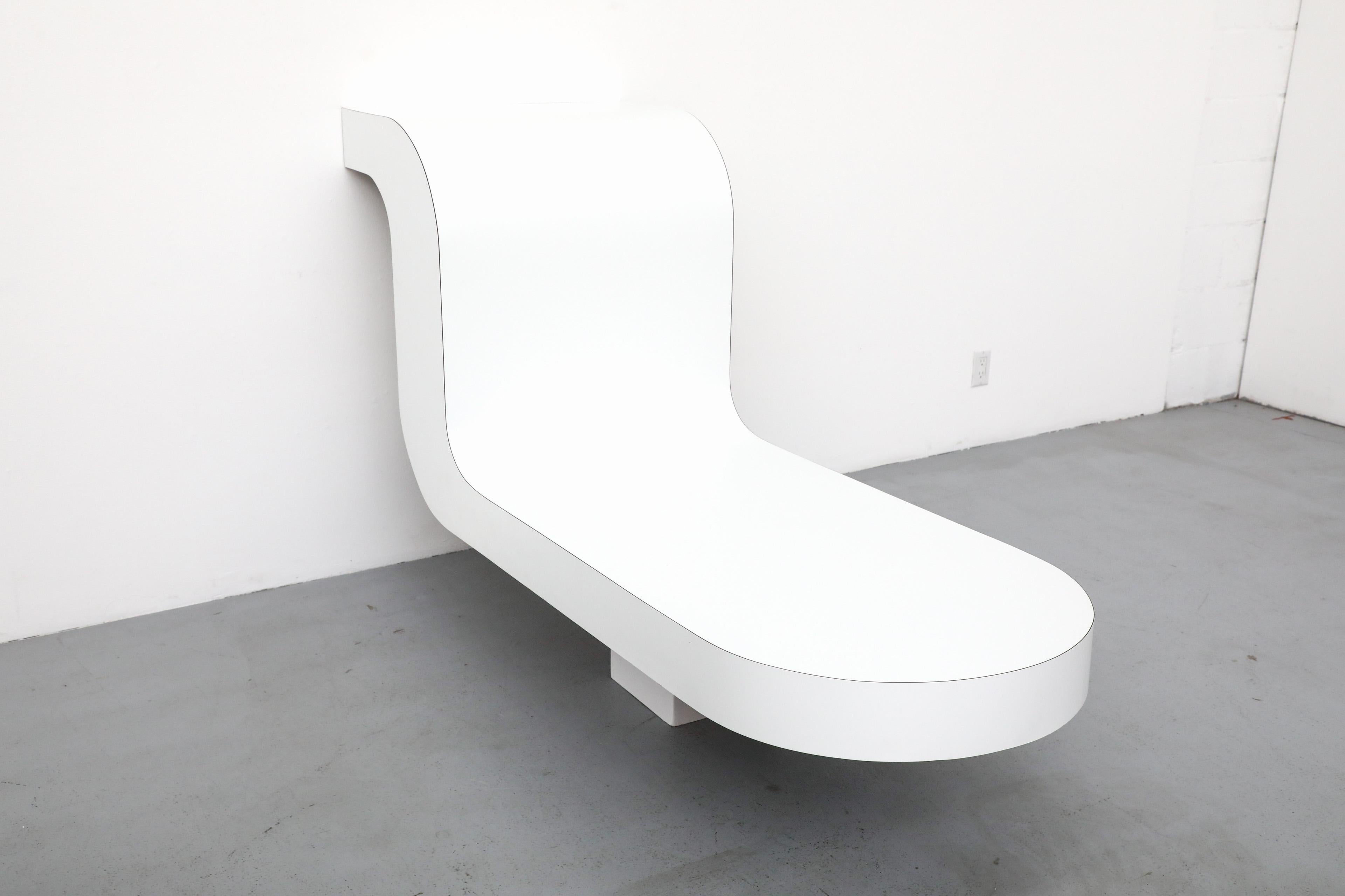 Mesa o mesilla de noche MOD White Wave de los años 70 con librería oculta y luz Holandés en venta