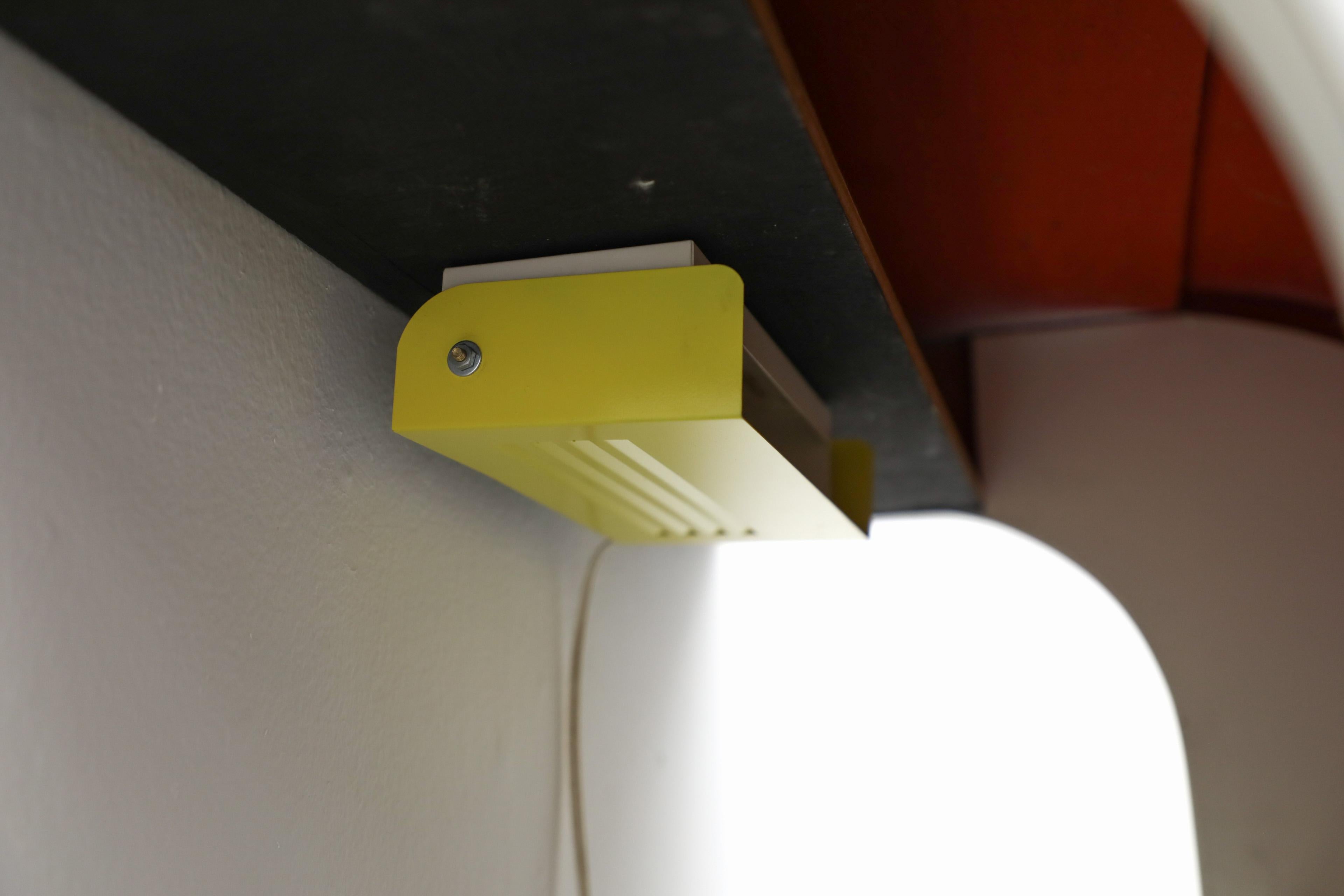 Mesa o mesilla de noche MOD White Wave de los años 70 con librería oculta y luz Esmaltado en venta