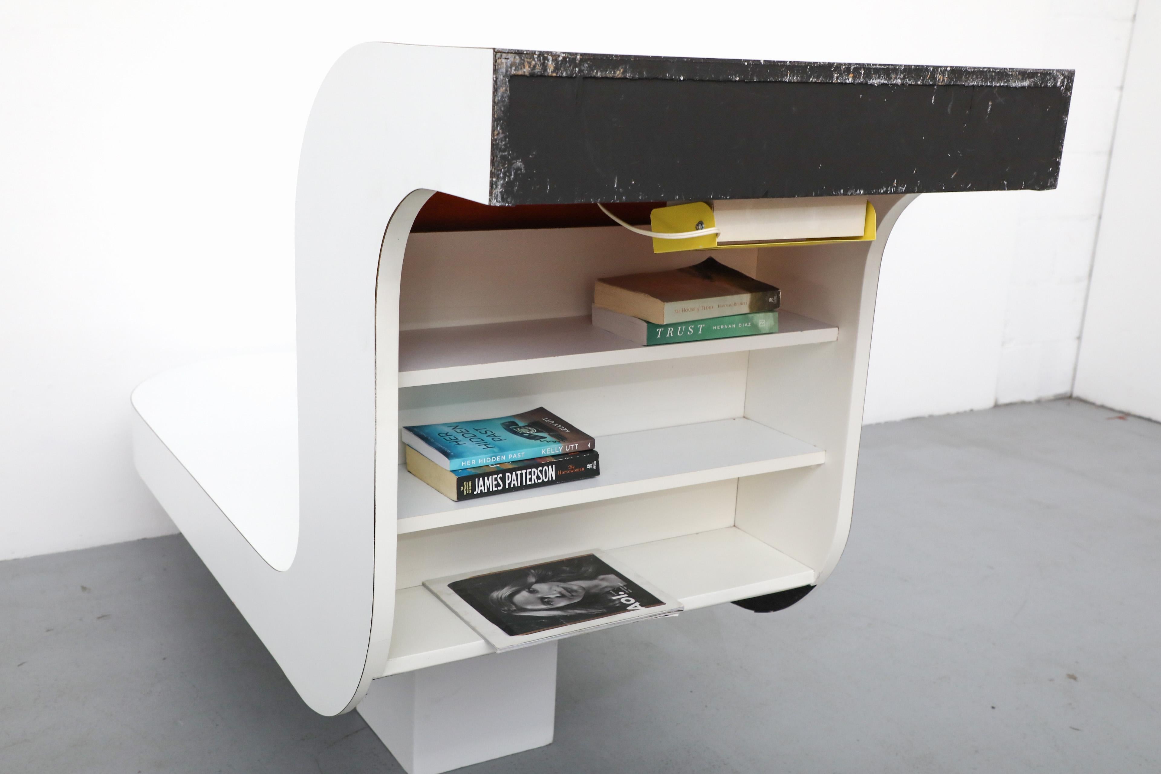 Mesa o mesilla de noche MOD White Wave de los años 70 con librería oculta y luz Metal en venta