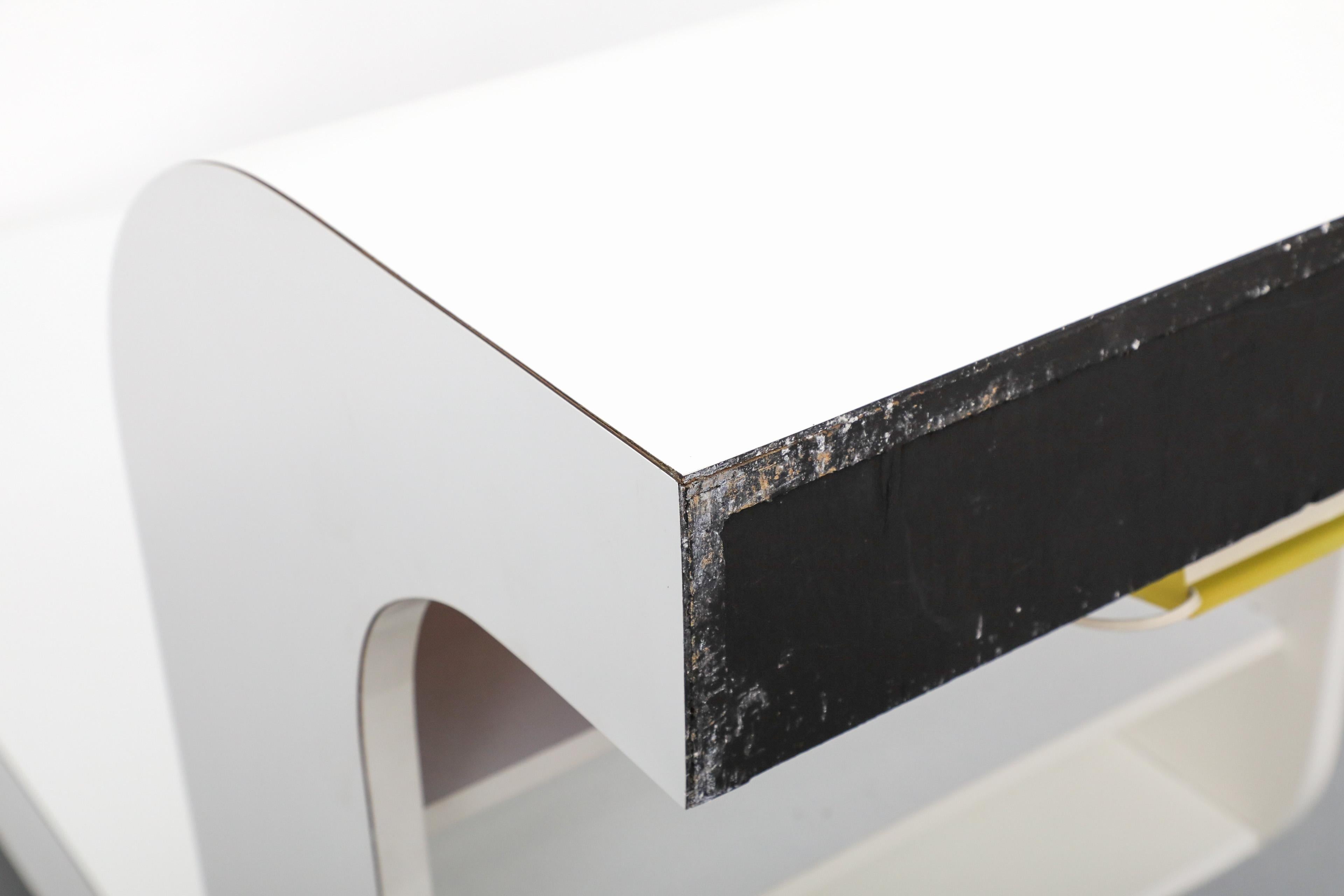 Mesa o mesilla de noche MOD White Wave de los años 70 con librería oculta y luz en venta 1