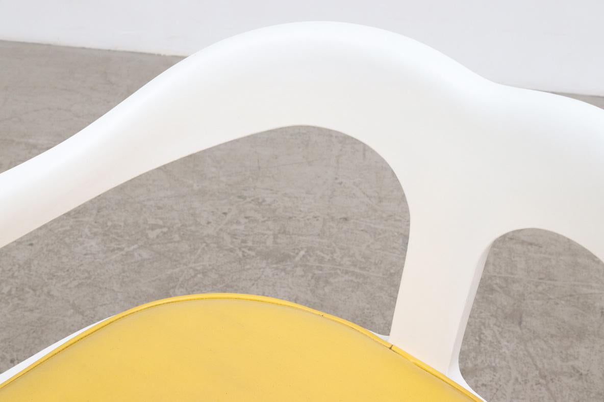 MOD 1970's Weiß gerahmter Sessel mit sonnengelbem Vinylsitz im Angebot 4