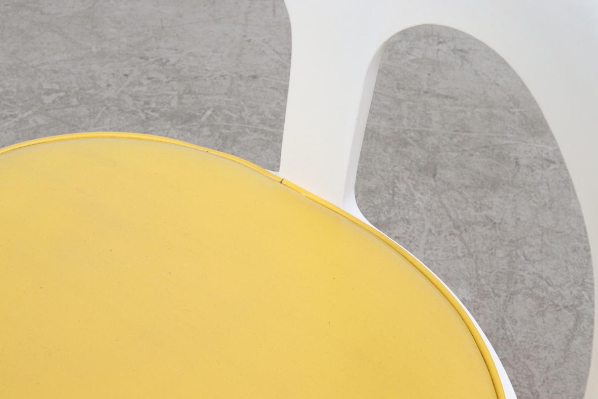 MOD 1970's Weiß gerahmter Sessel mit sonnengelbem Vinylsitz im Angebot 5