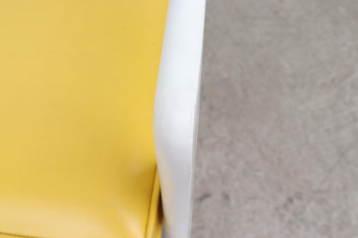 MOD 1970's Weiß gerahmter Sessel mit sonnengelbem Vinylsitz im Angebot 6