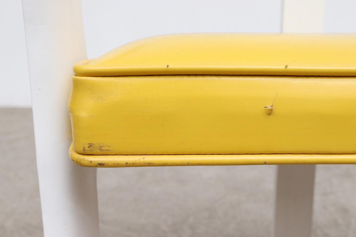 MOD 1970's Weiß gerahmter Sessel mit sonnengelbem Vinylsitz im Angebot 8