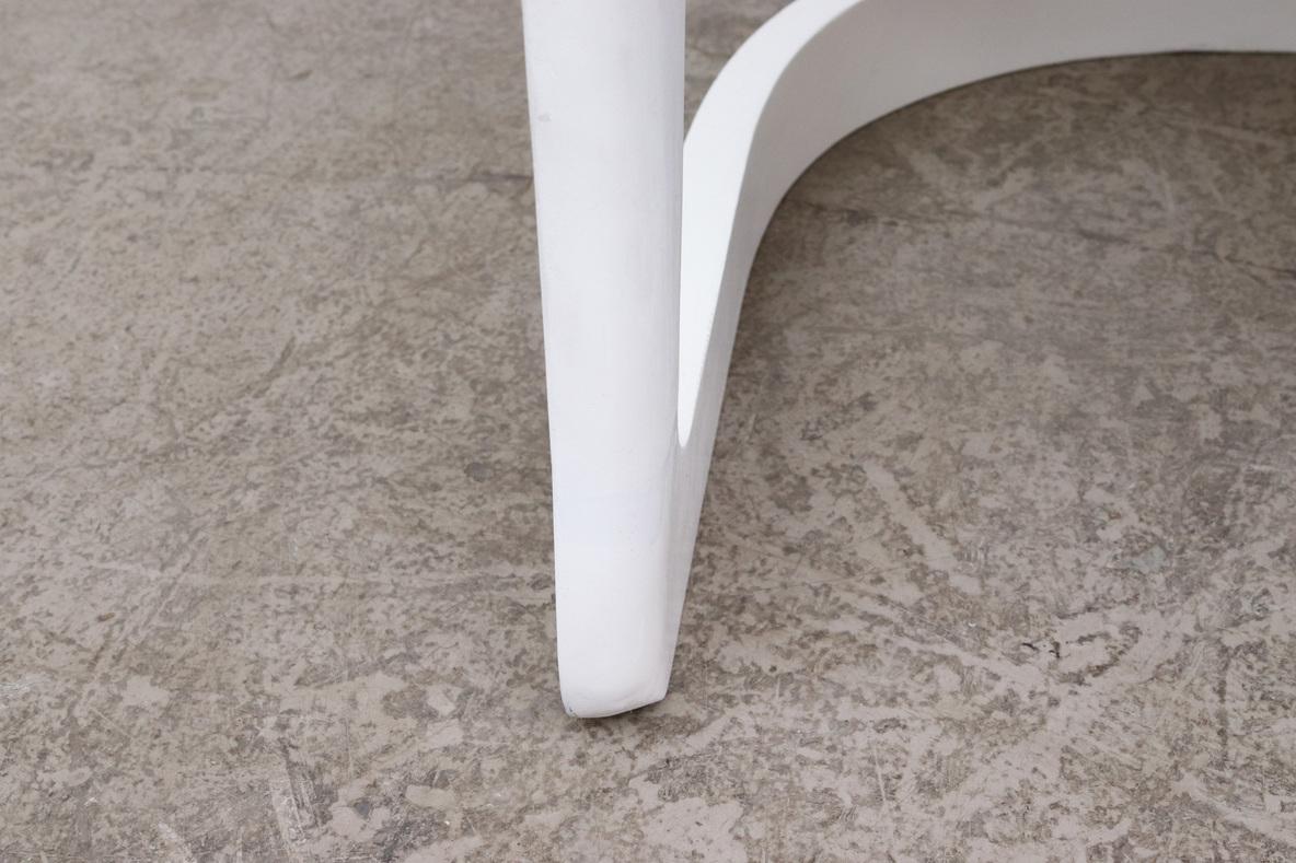 MOD 1970's Weiß gerahmter Sessel mit sonnengelbem Vinylsitz im Angebot 9