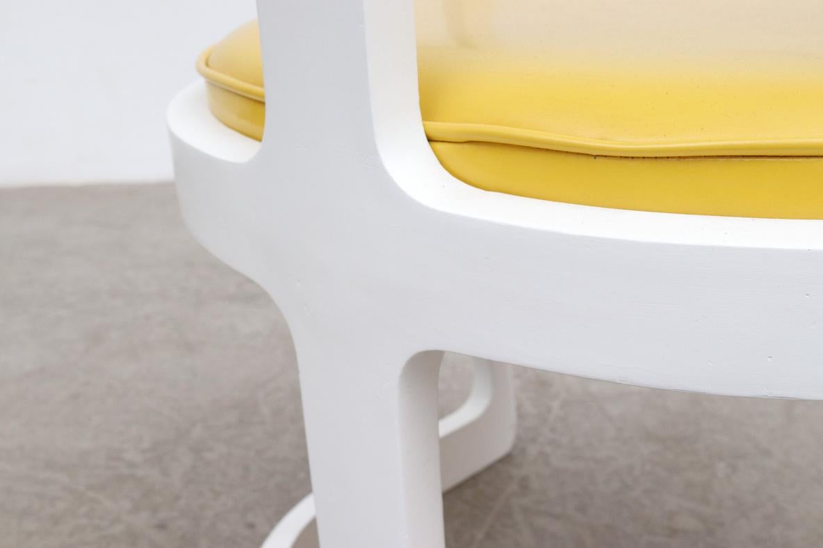 MOD 1970's Weiß gerahmter Sessel mit sonnengelbem Vinylsitz im Angebot 11