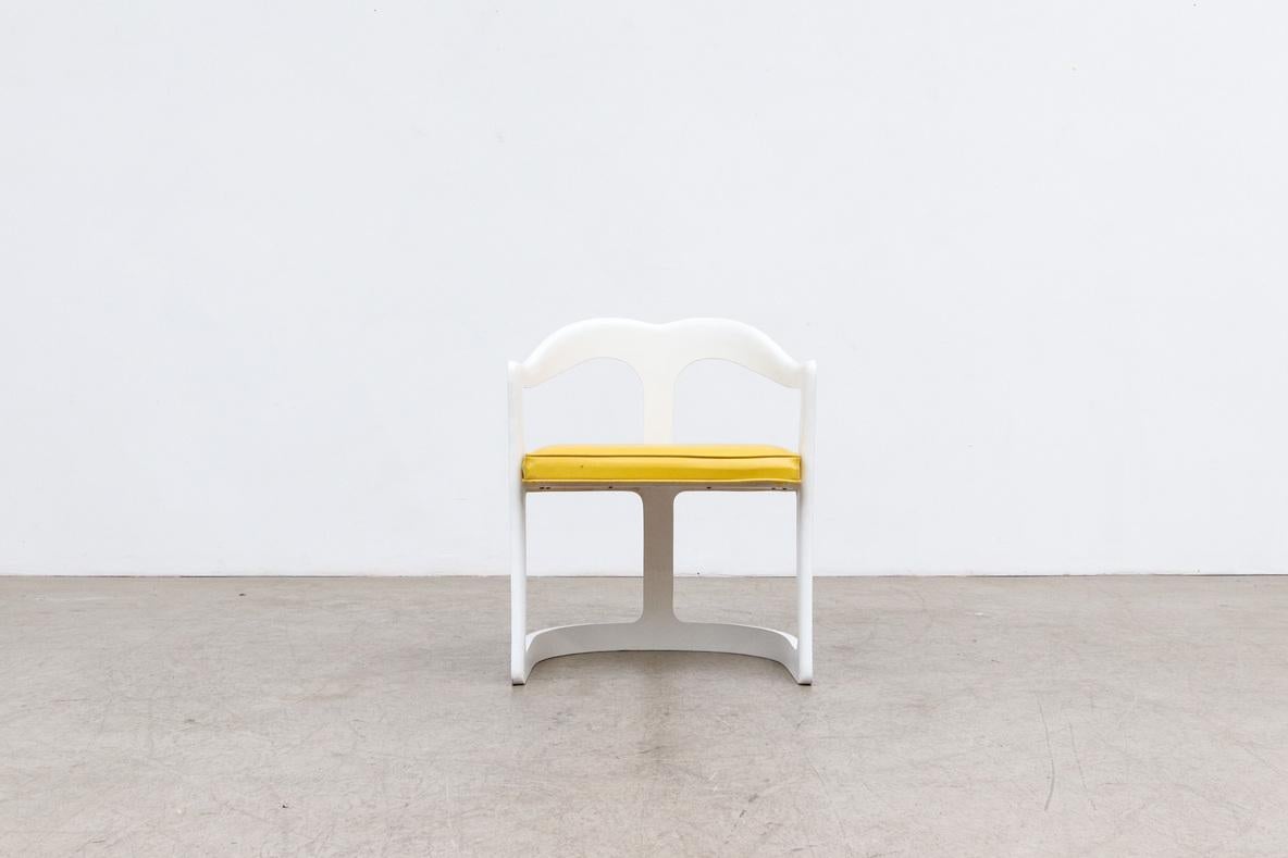 MOD 1970's weißer Sessel mit sonnengelbem Vinylsitz. Originaler Zustand mit sichtbaren Abnutzungserscheinungen und Patina, die dem Alter und dem Gebrauch entsprechen.
