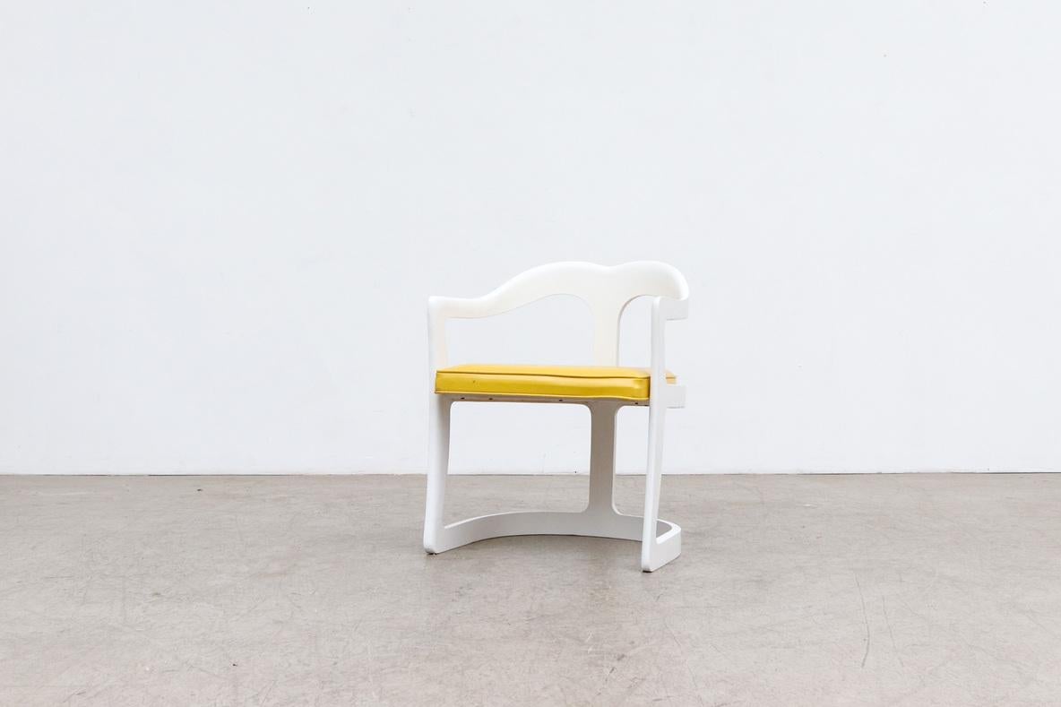 MOD 1970's Weiß gerahmter Sessel mit sonnengelbem Vinylsitz (Moderne der Mitte des Jahrhunderts) im Angebot
