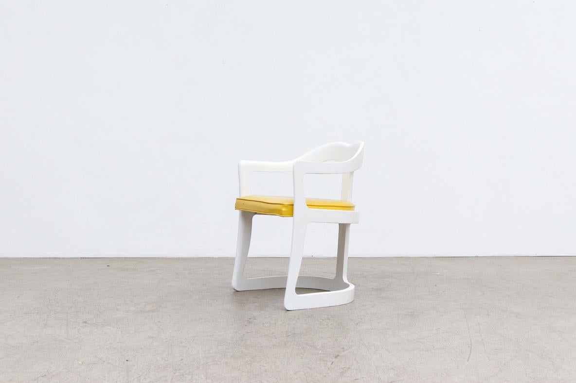 MOD 1970's Weiß gerahmter Sessel mit sonnengelbem Vinylsitz (Unbekannt) im Angebot