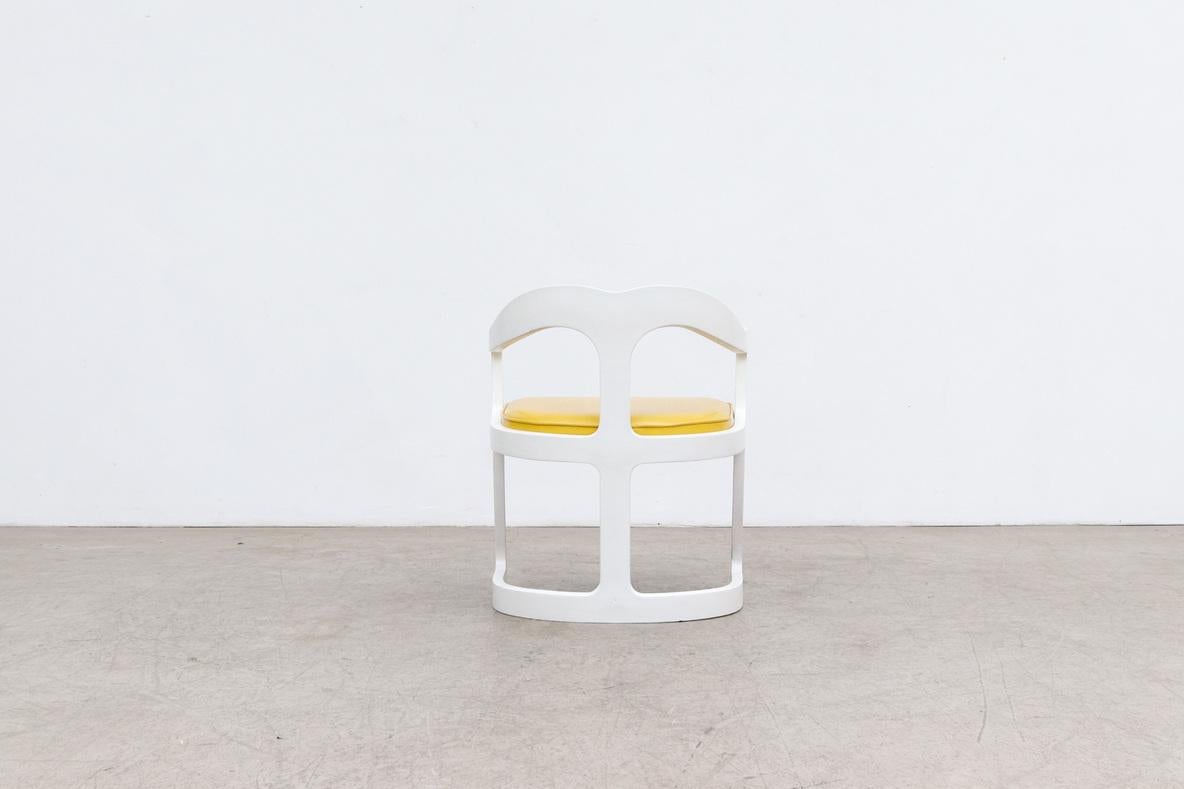MOD 1970's Weiß gerahmter Sessel mit sonnengelbem Vinylsitz (Kunstleder) im Angebot