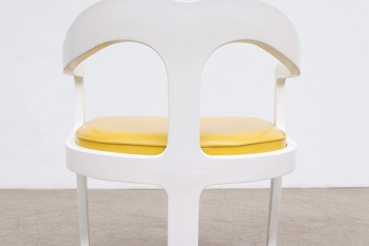 MOD 1970's Weiß gerahmter Sessel mit sonnengelbem Vinylsitz im Angebot 1