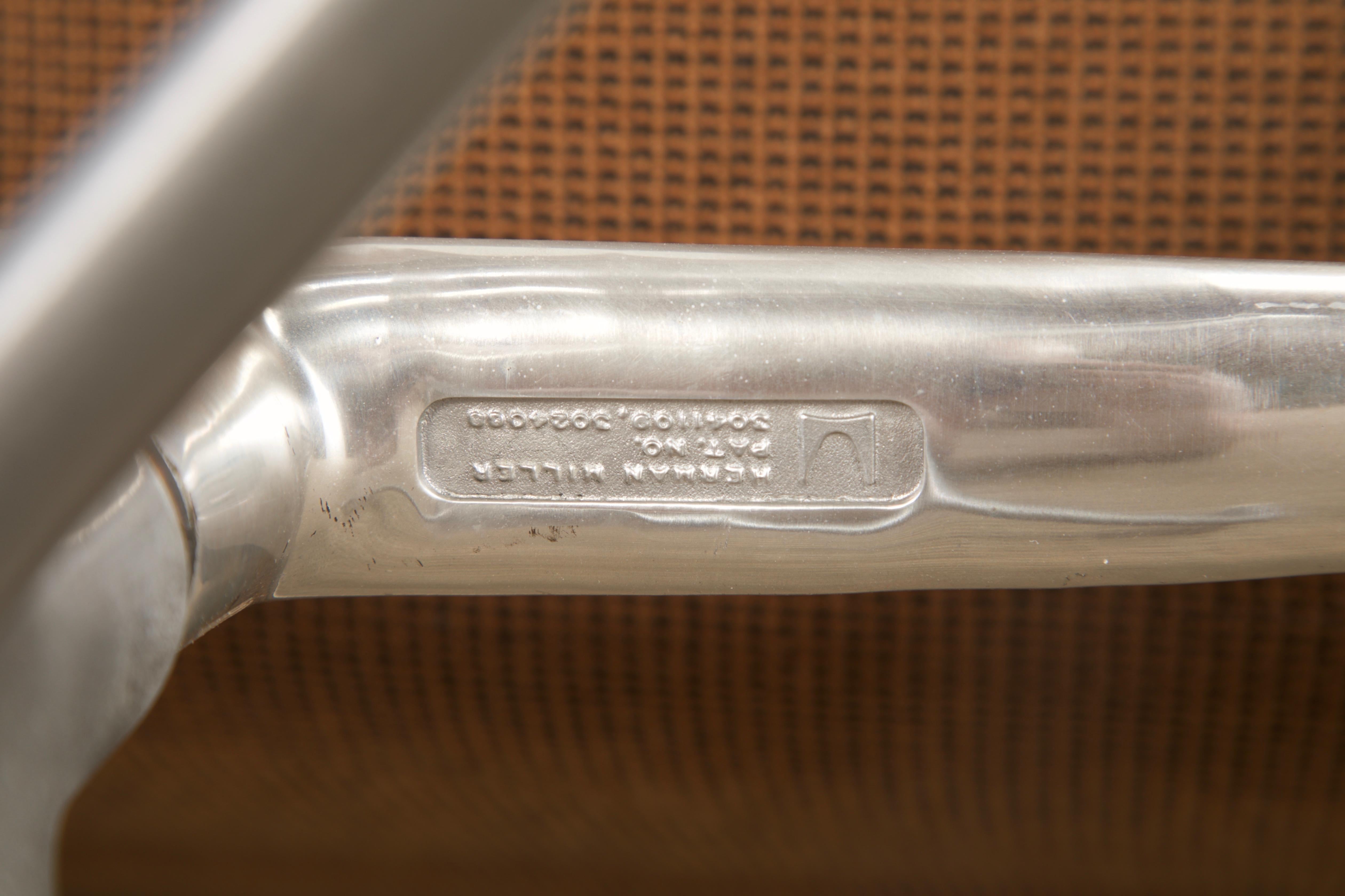 Sedia a cuscini morbidi 'EA-416' di Charles Eames per Herman Miller, anni '70, firmata in vendita 13