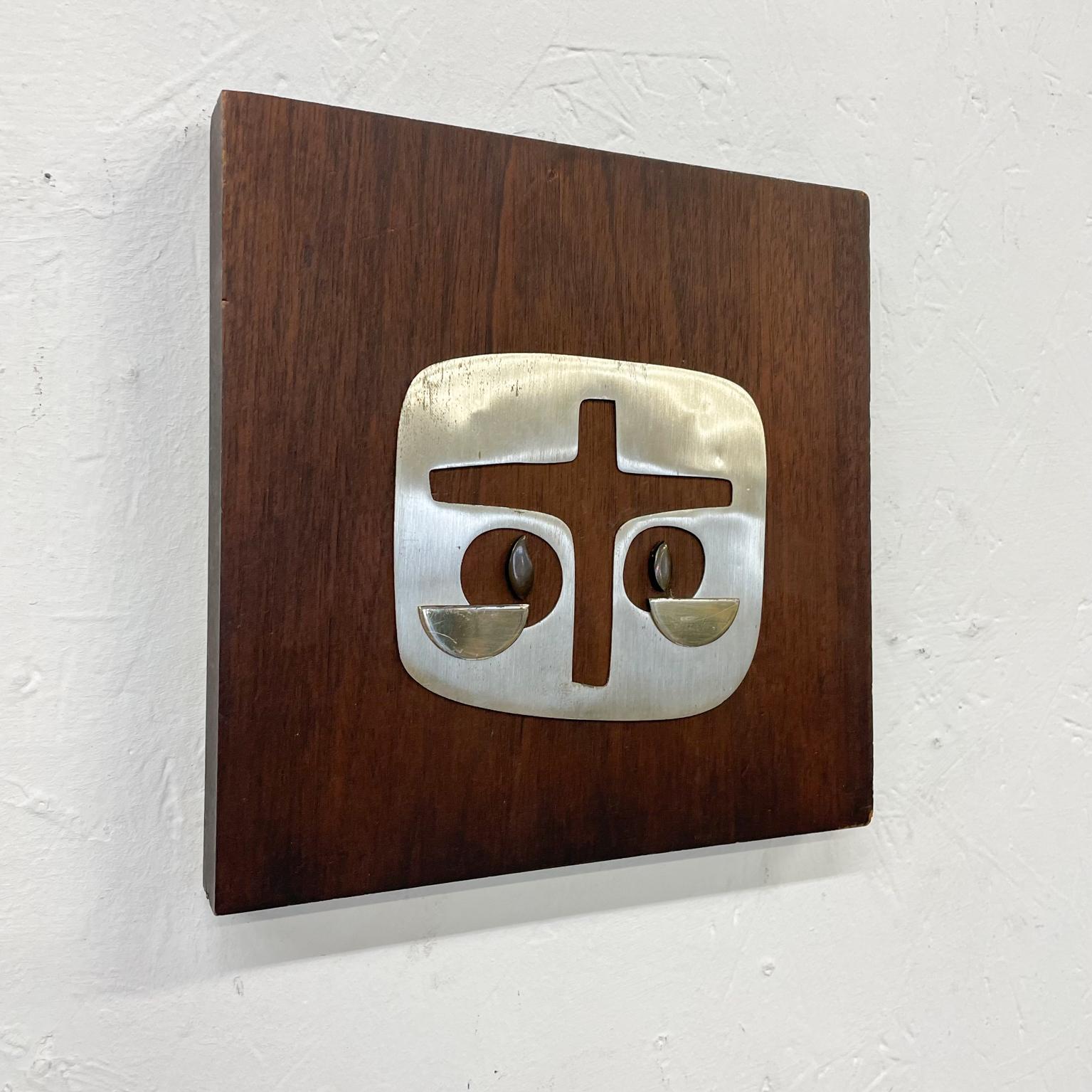 Modern Cross
1970s Vintage Abstract Wall Art Modern Cross Plaque by Emaus Benedictine Monks of Cuernavaca, Mexico 1970s Midcentury Modern.
Maker stamped
Rare oversize
7.88 w x 7.88 tall x 1 thick
Handmade in solid mahogany wood block and