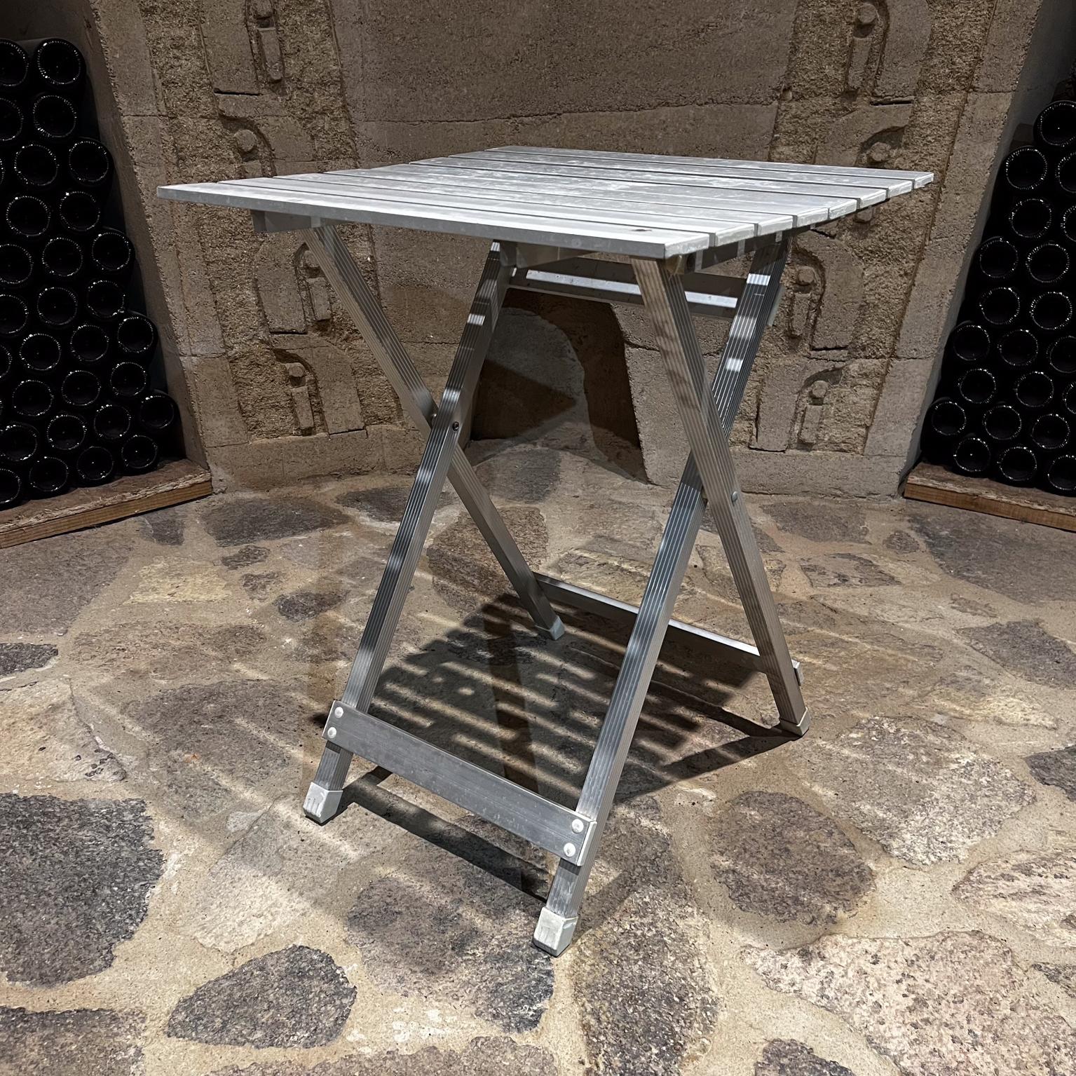 20ième siècle The Moderns Modernity Aluminum Folding Camp Table Portable Picnic en vente