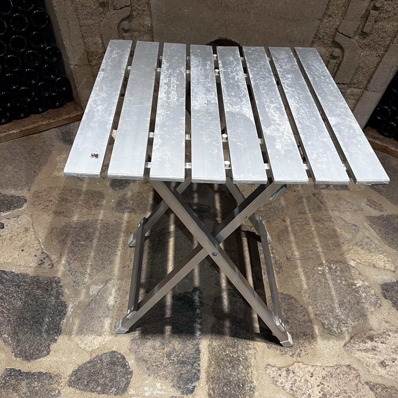 The Moderns Modernity Aluminum Folding Camp Table Portable Picnic en vente 1