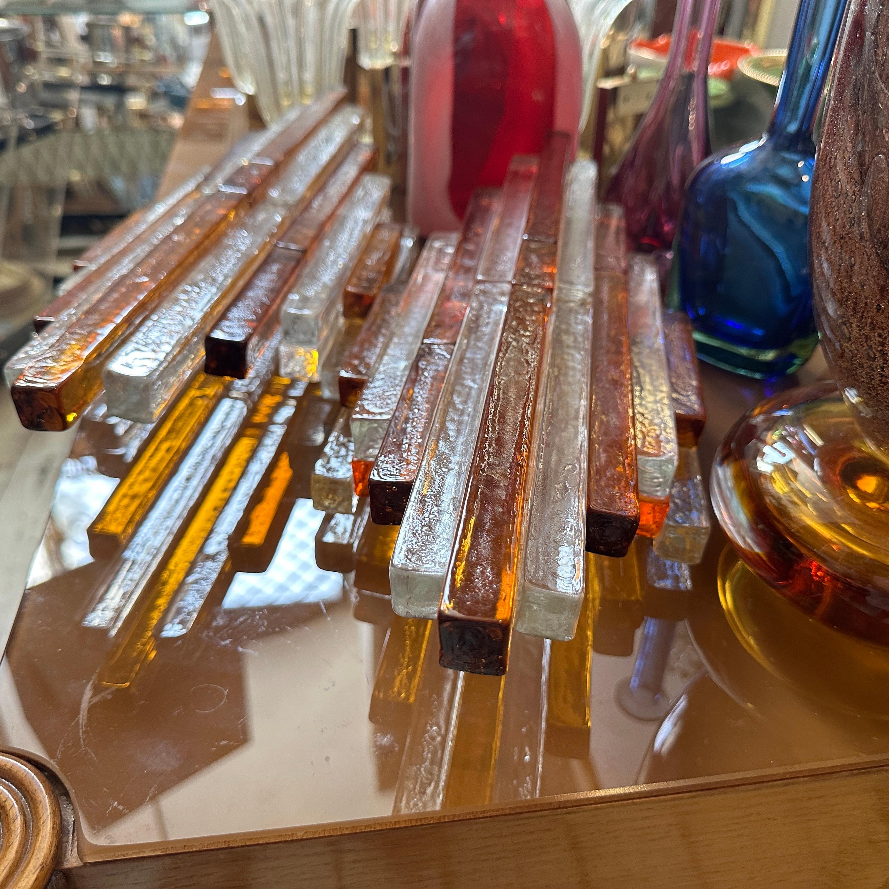 A 1970s Modern Amber and Clear Stacked Glass Linea Wall Sconce by Poliarte For Sale 3