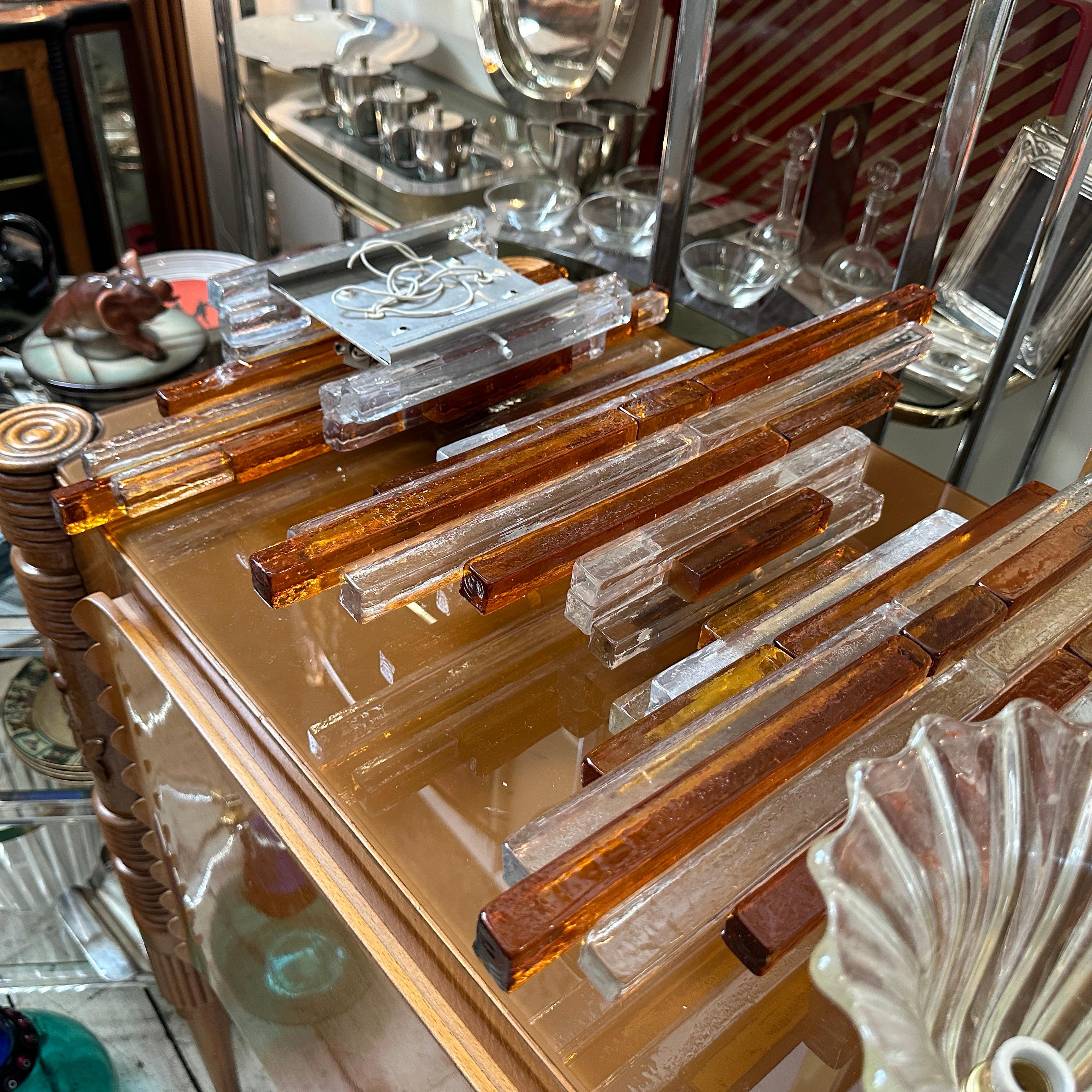 A 1970s Modern Amber and Clear Stacked Glass Linea Wall Sconce by Poliarte For Sale 4
