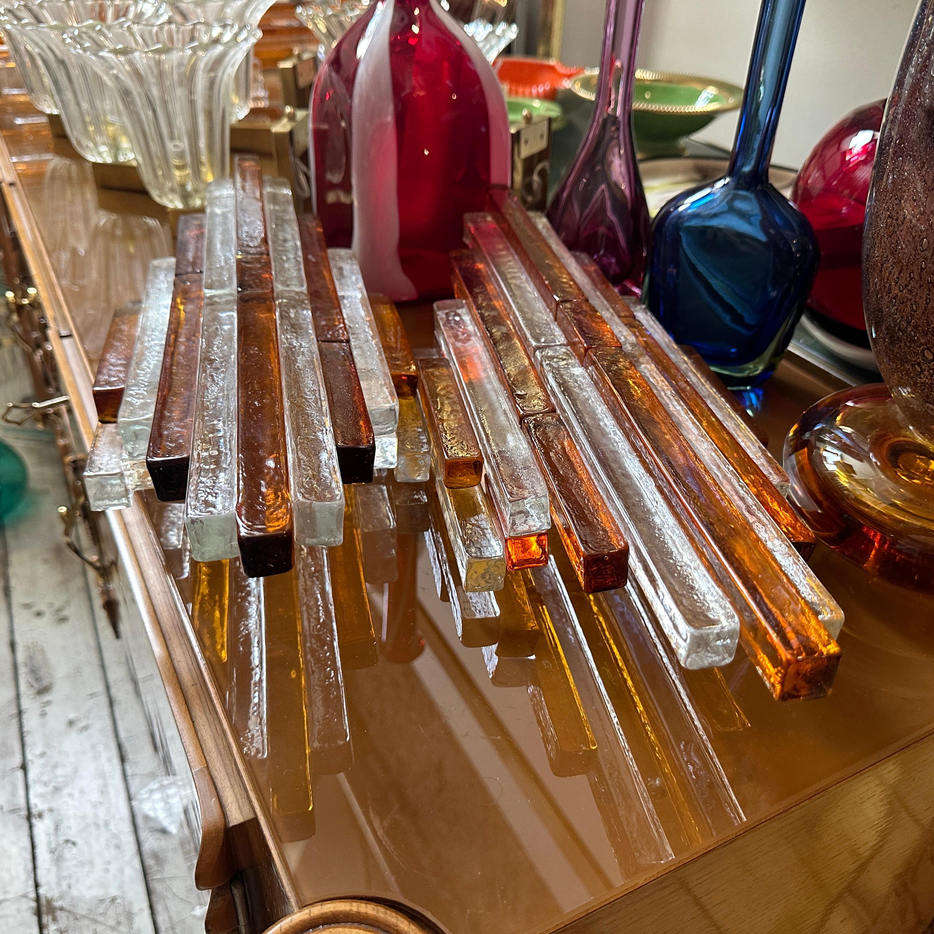 A 1970s Modern Amber and Clear Stacked Glass Linea Wall Sconce by Poliarte In Good Condition For Sale In Aci Castello, IT