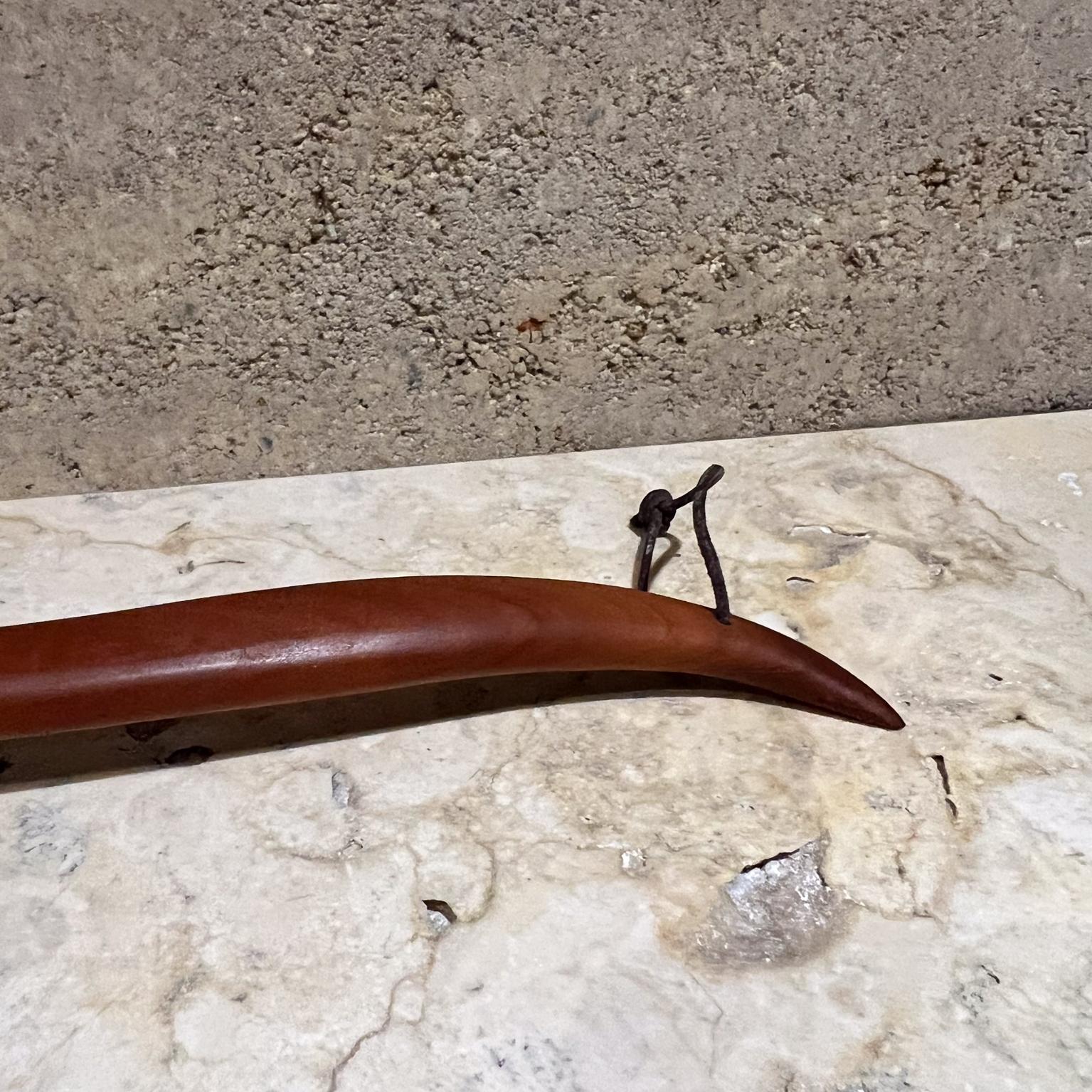 AMBIANIC presenta
Scultura in legno di teak
17,25 di lunghezza x 1,25 di altezza x 1,75 di larghezza
Condizioni vintage usate
Guarda tutte le immagini per i dettagli