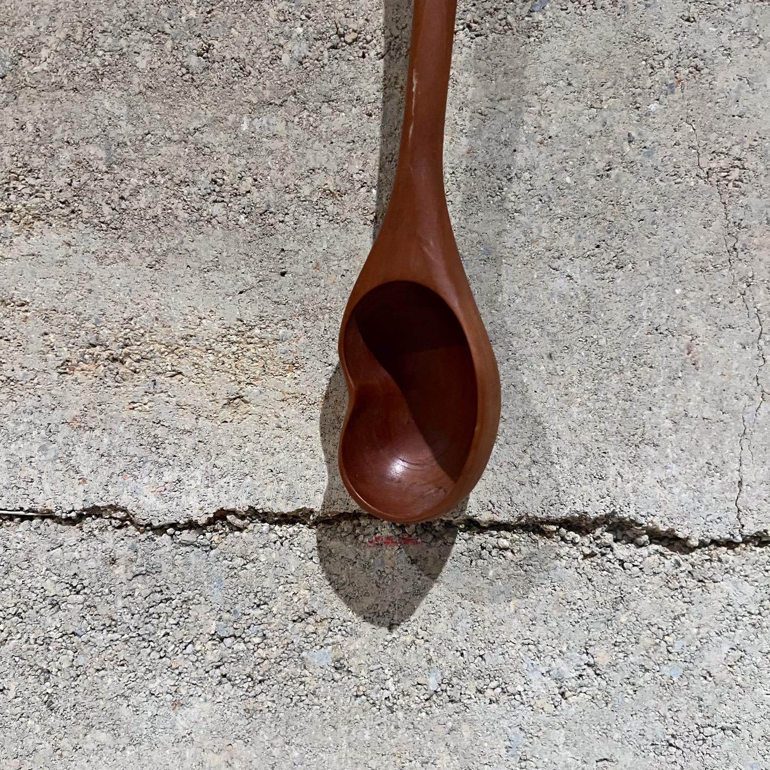 Scultura a cucchiaio in legno di teak di arte moderna degli anni '70 in vendita 1