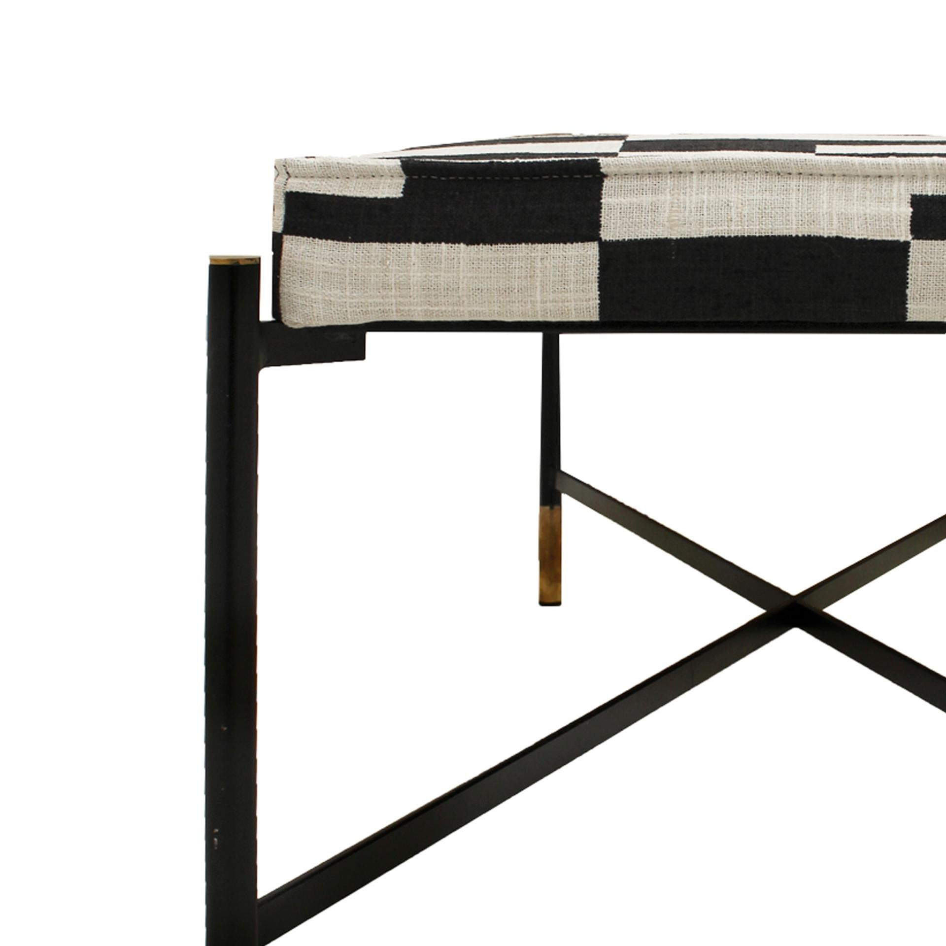 Fin du 20e siècle Tabouret italien moderne en fer laqué noir et tissu à motifs, années 1970 en vente