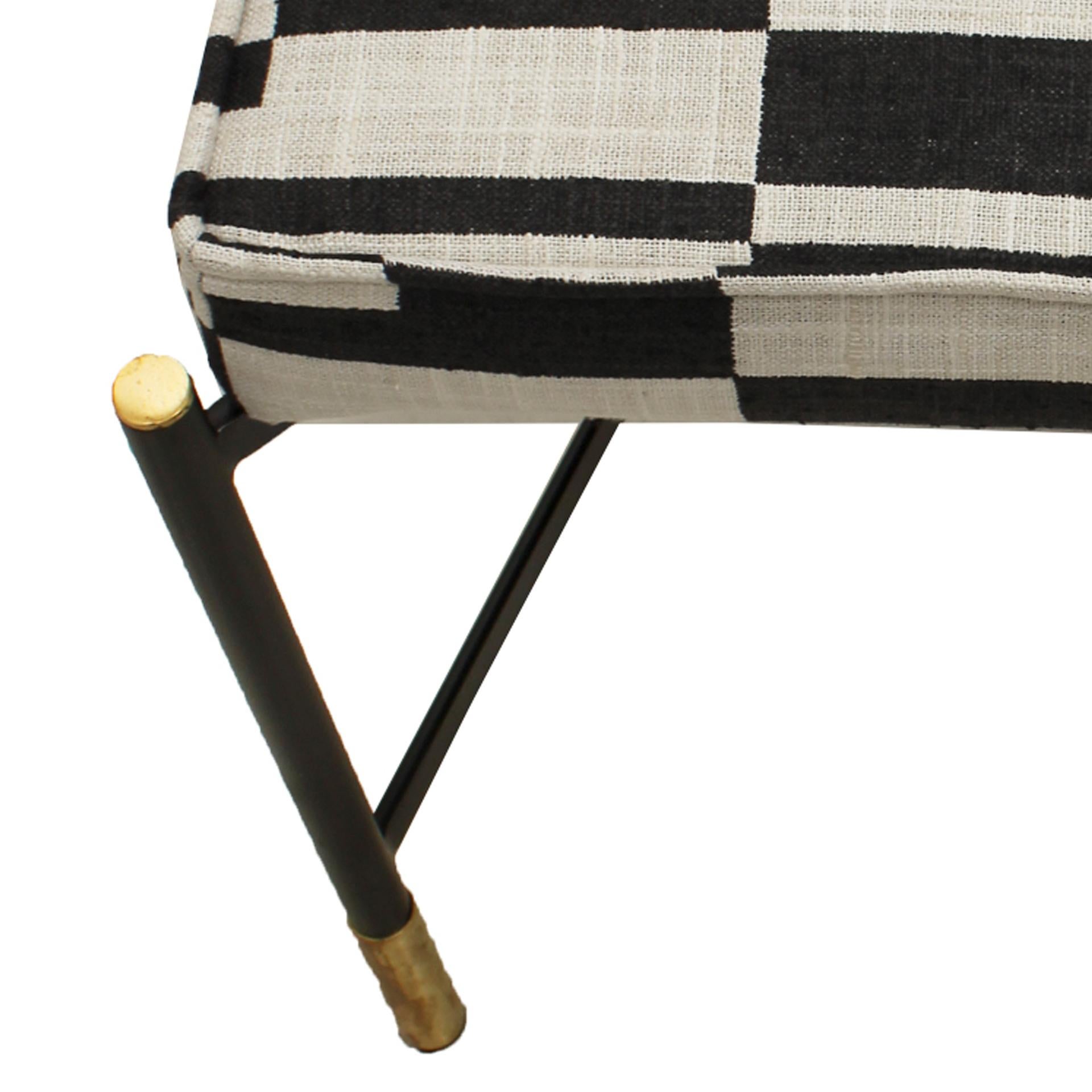 Métal Tabouret italien moderne en fer laqué noir et tissu à motifs, années 1970 en vente
