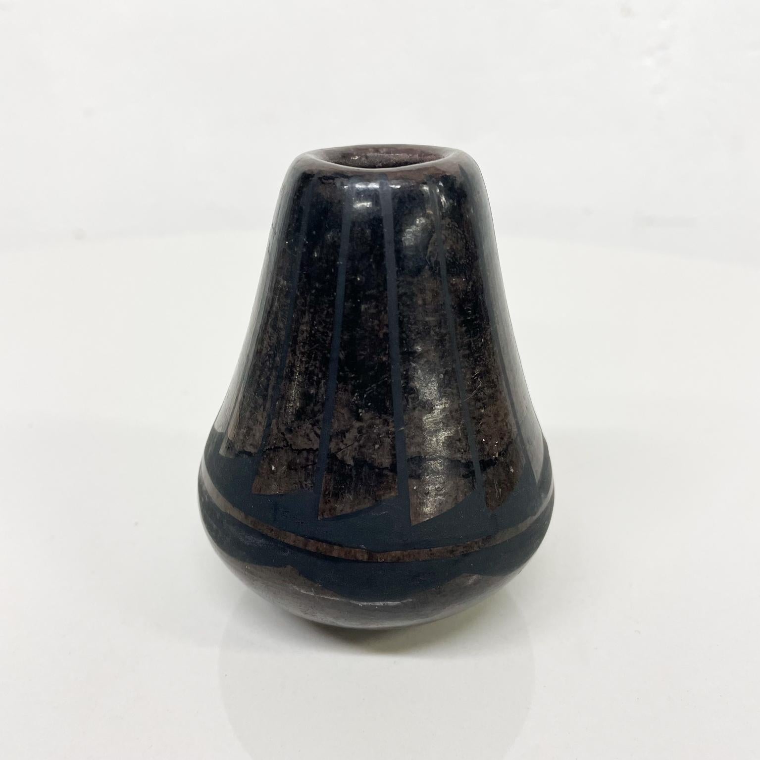 Weed Pot
Midcentury Modern Black and Brown Pottery Small Weed Pot Vase 1970s Art
Barro Negro Black Pottery fabulous modern linear graphic New Mexico
2.75 diameter x 3.25 H inches
Signed JM SDP attributed to Santa Clara Pueblo New Mexico
Unrestored