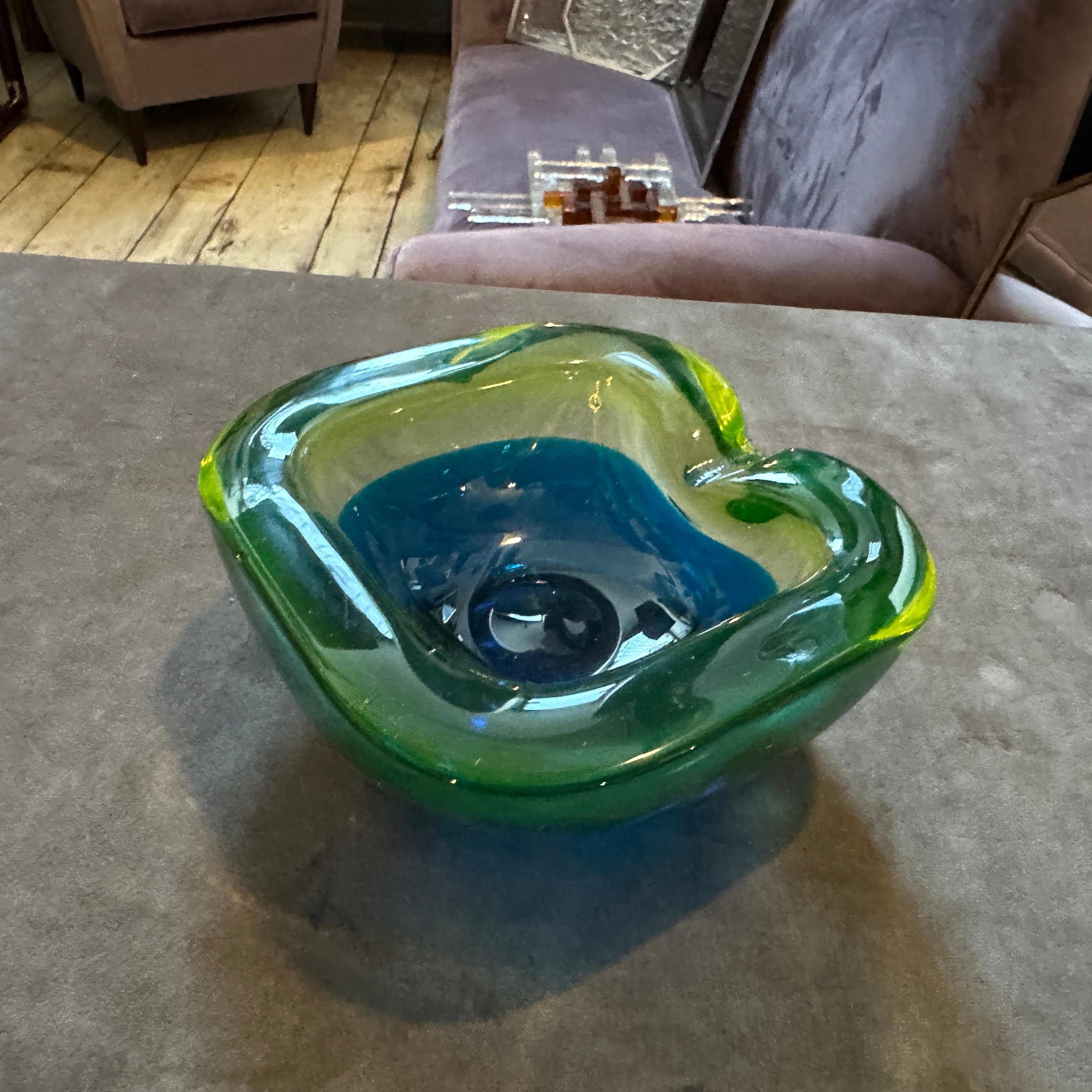 1970 Moderne Cendrier en verre Murano Glass Sommerso bleu et vert par Seguso en vente 4