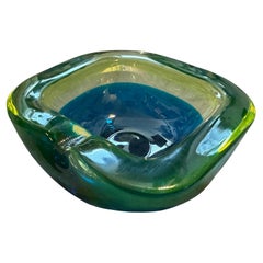 Cenicero moderno de cristal de Murano Sommerso azul y verde lima de los años 70, de Seguso