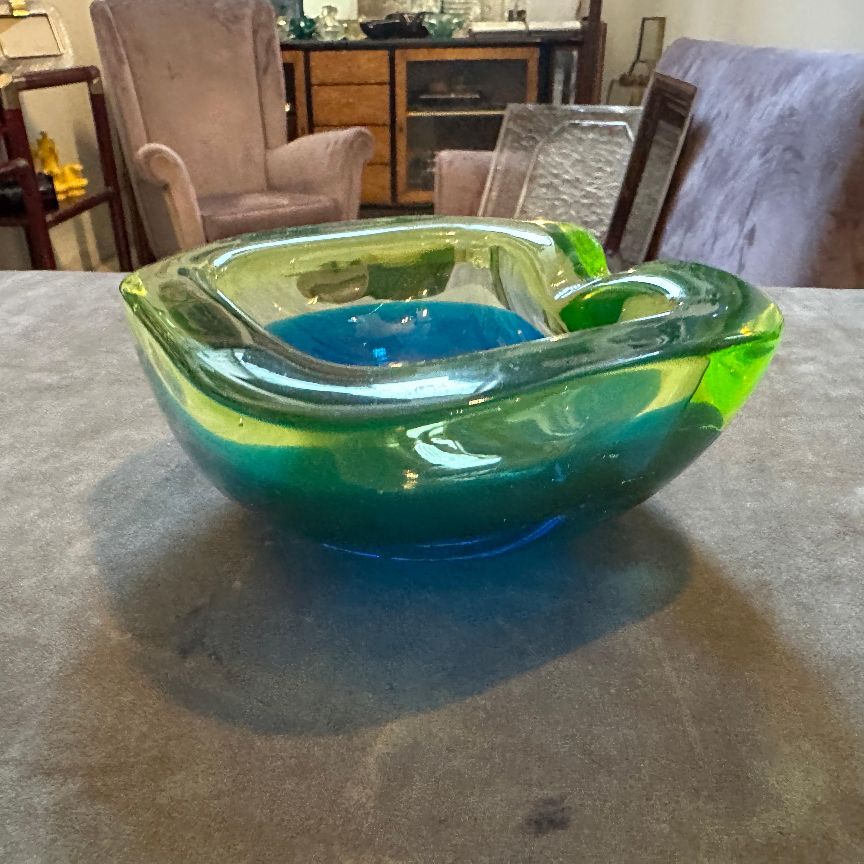 italien 1970 Moderne Cendrier en verre Murano Glass Sommerso bleu et vert par Seguso en vente