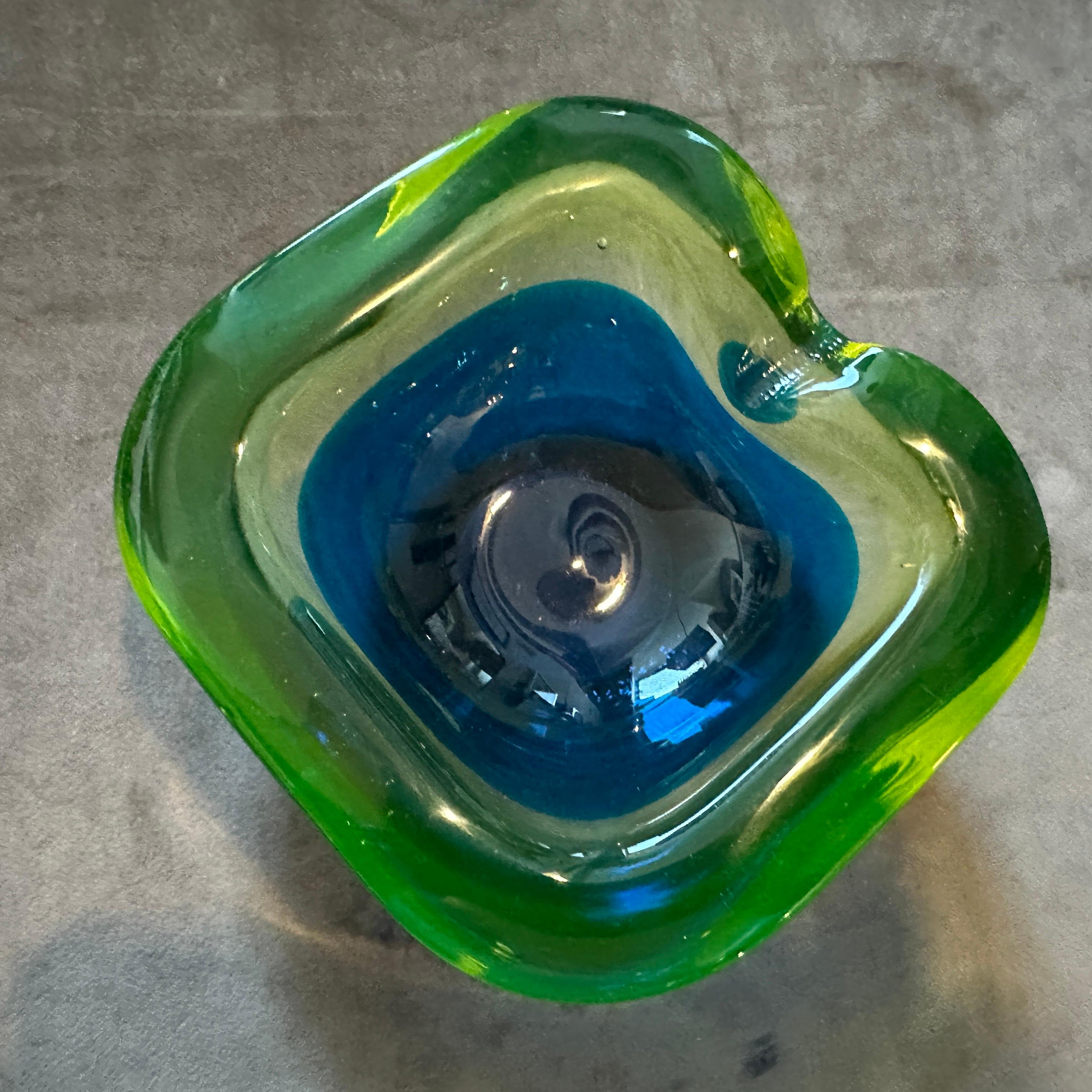 20ième siècle 1970 Moderne Cendrier en verre Murano Glass Sommerso bleu et vert par Seguso en vente