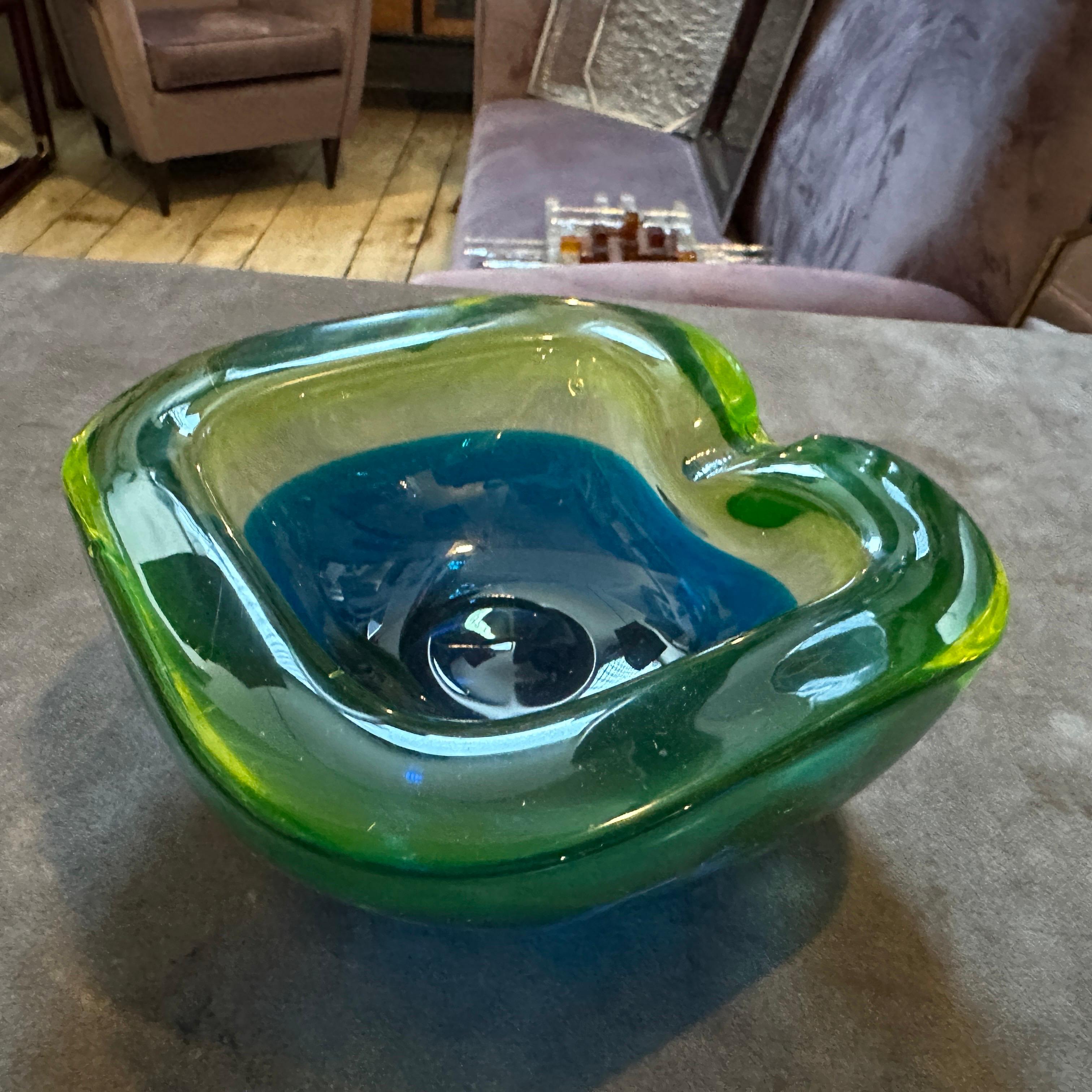 Verre de Murano 1970 Moderne Cendrier en verre Murano Glass Sommerso bleu et vert par Seguso en vente