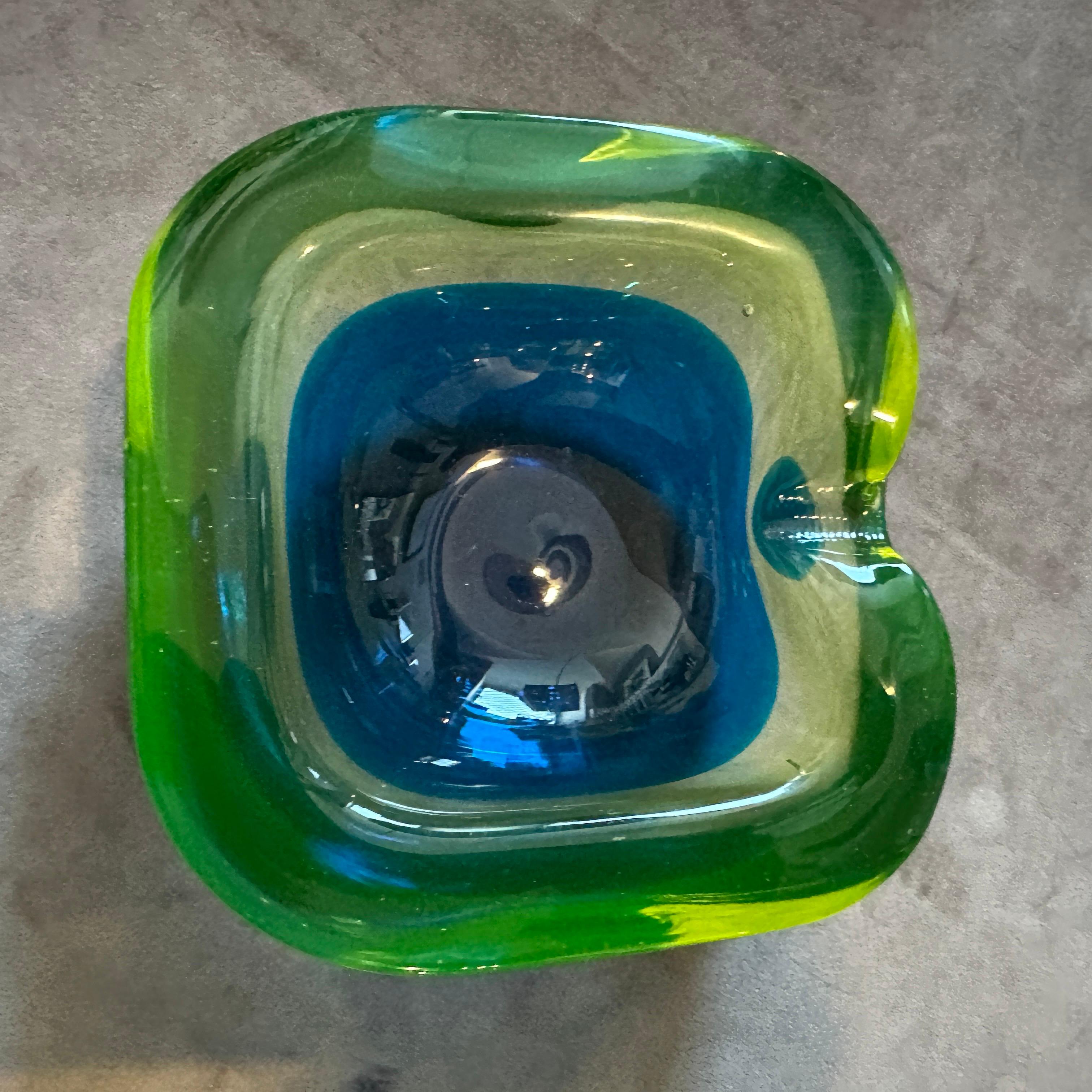 1970 Moderne Cendrier en verre Murano Glass Sommerso bleu et vert par Seguso en vente 1