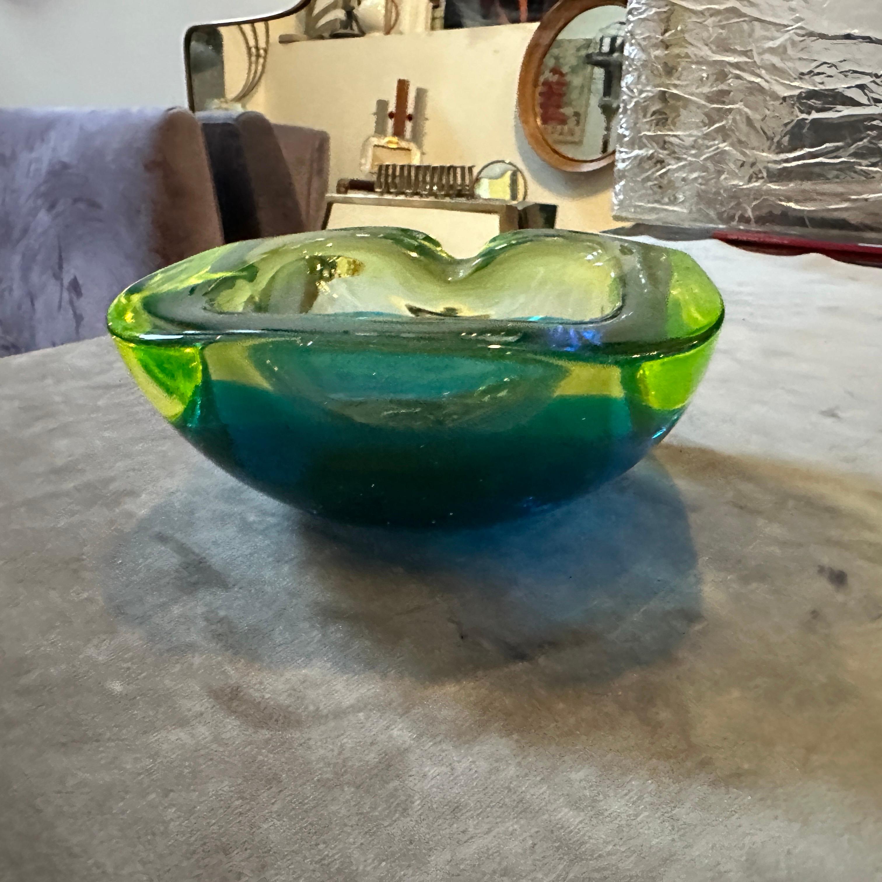 1970 Moderne Cendrier en verre Murano Glass Sommerso bleu et vert par Seguso en vente 2