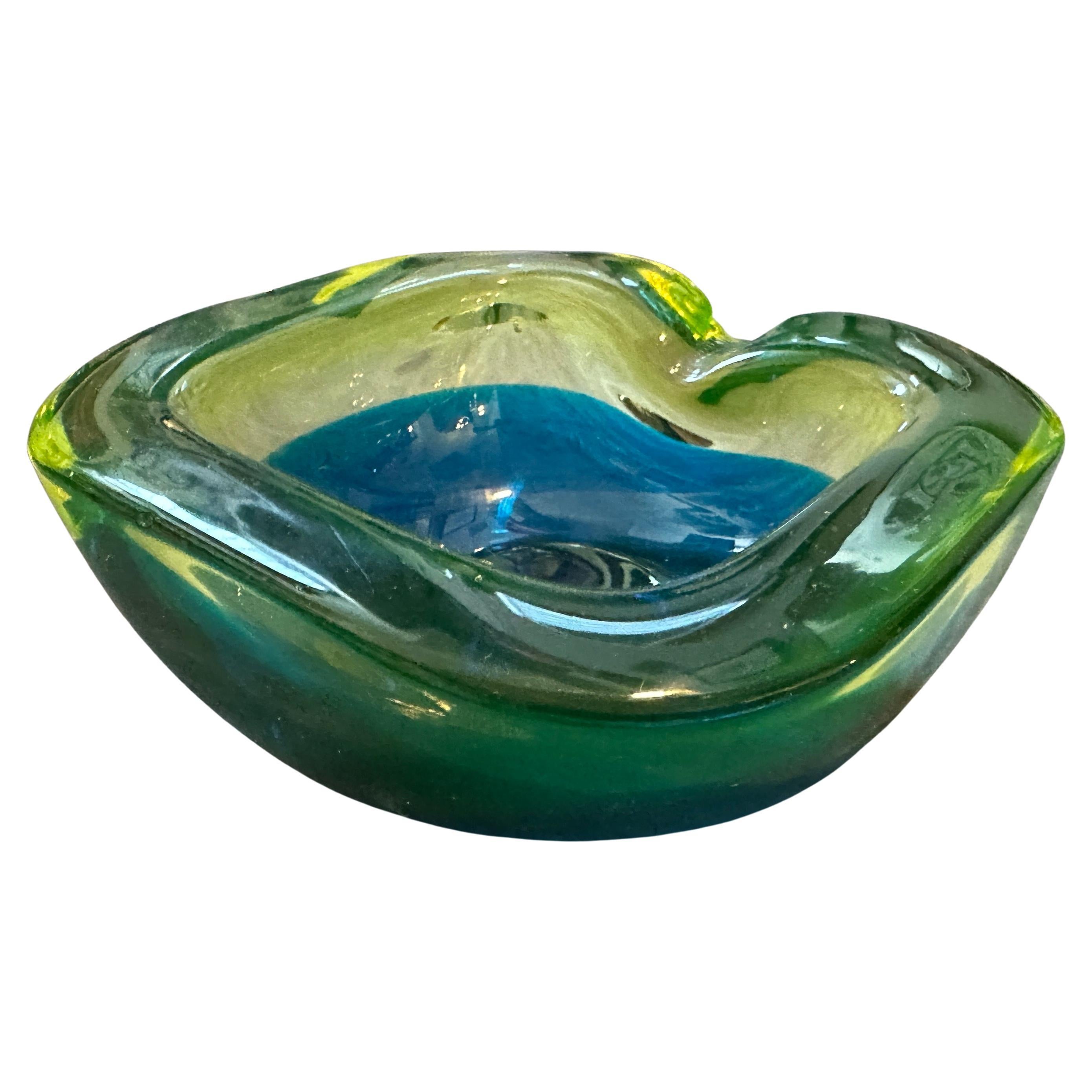 1970 Moderne Cendrier en verre Murano Glass Sommerso bleu et vert par Seguso en vente
