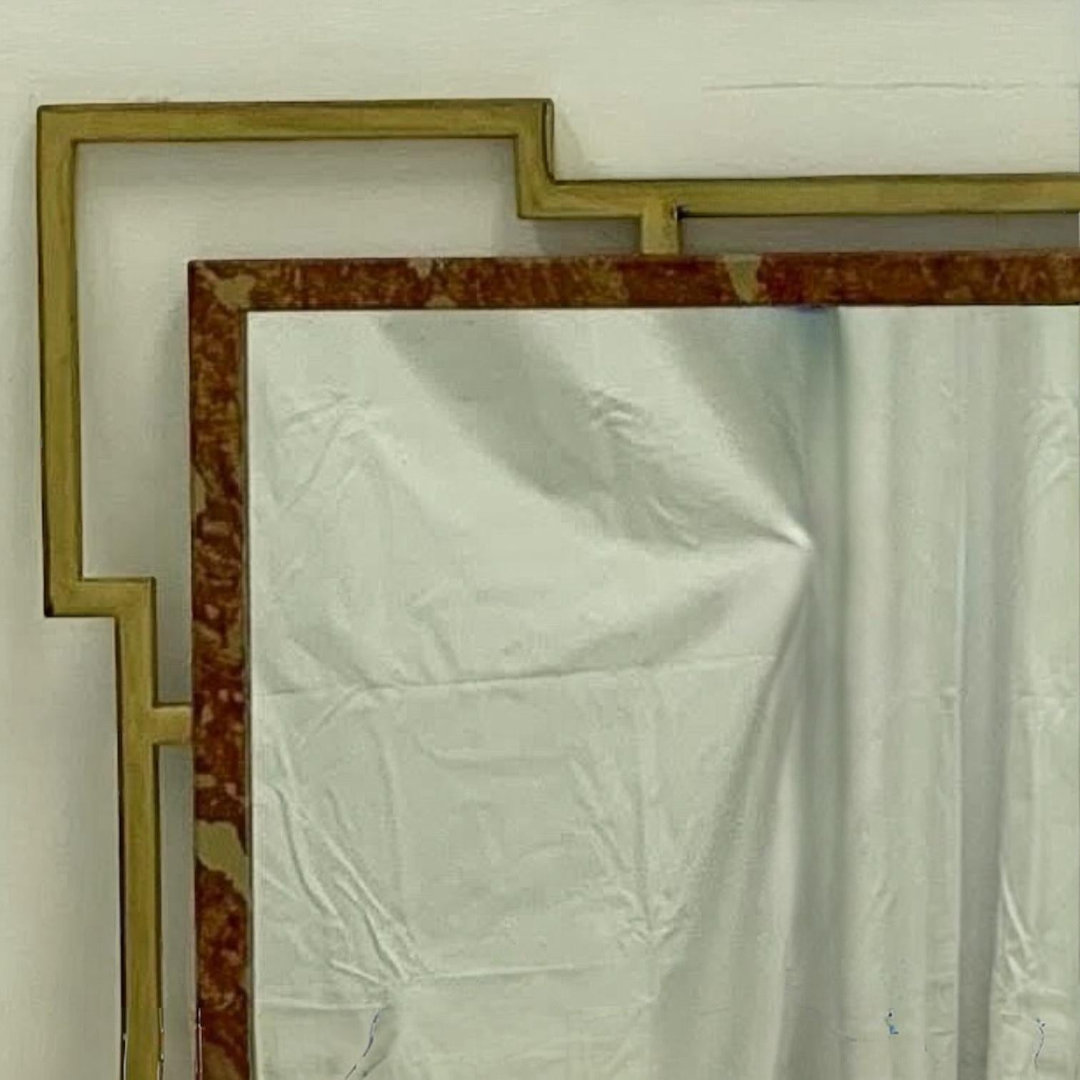 1970er Jahre Moderner Wandspiegel aus Messing und Kunstmarmor (amerikanisch) im Angebot
